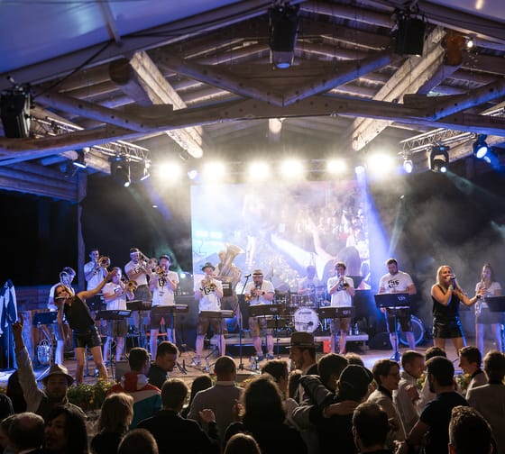 mys-Waldfestplatz-Blechlawine