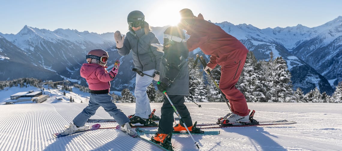Familie am Penken in Mayrhofen mit Sonnenschein beim Skifahren