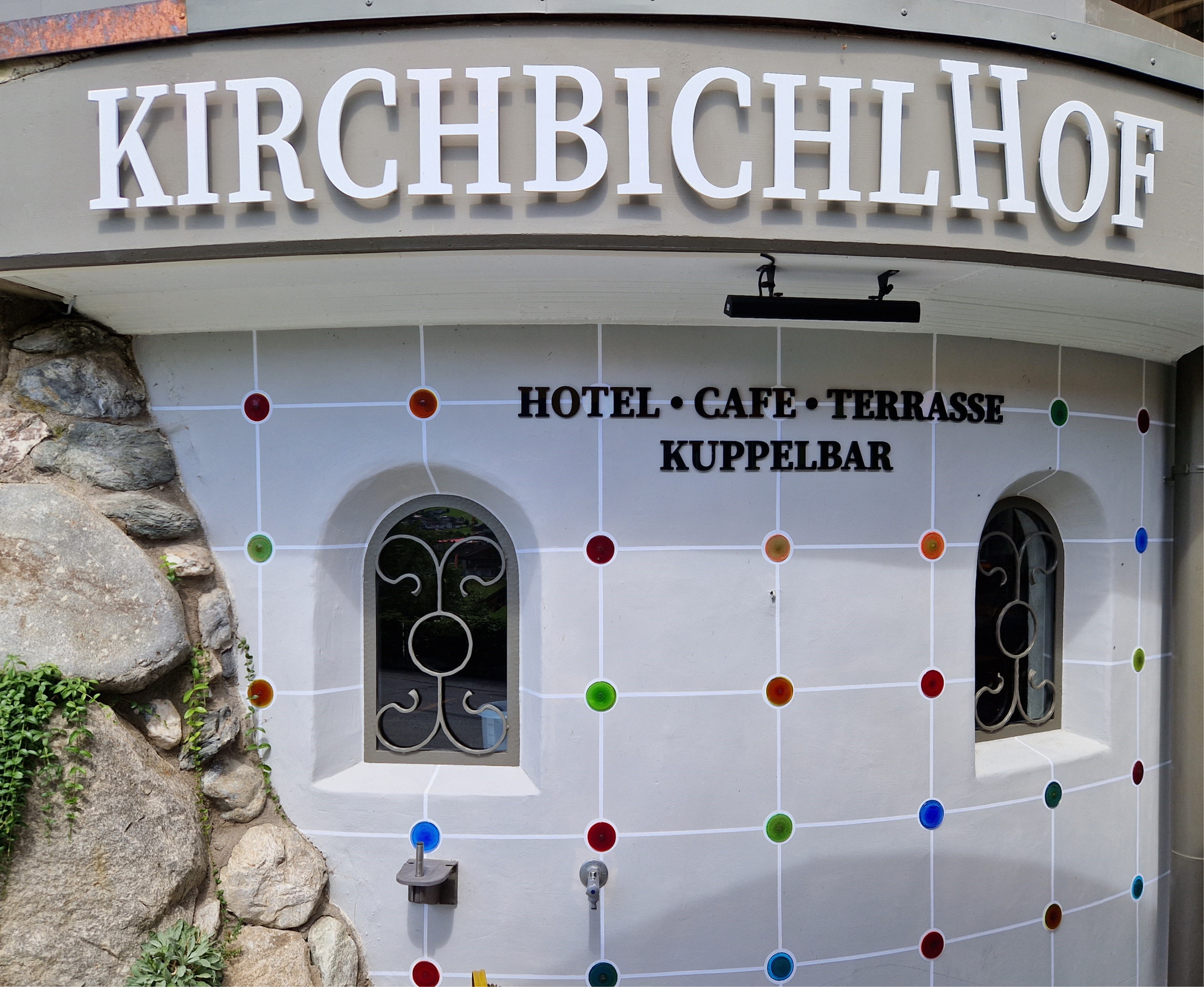 Das Bild zeigt eine Außenansicht der Kuppelbar im Hotel Kirchbichlhof.