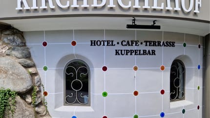 Das Bild zeigt eine Außenansicht der Kuppelbar im Hotel Kirchbichlhof.