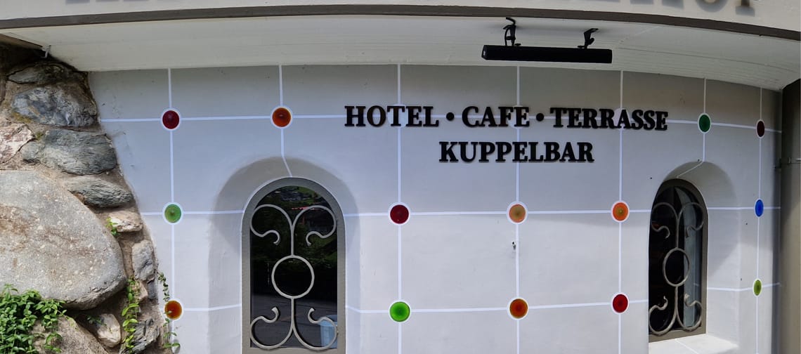 The picture shows an exterior view of the Kuppelbar in the Hotel Kirchbichlhof.