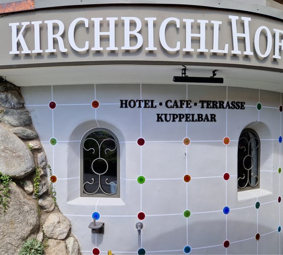 Das Bild zeigt eine Außenansicht der Kuppelbar im Hotel Kirchbichlhof.
