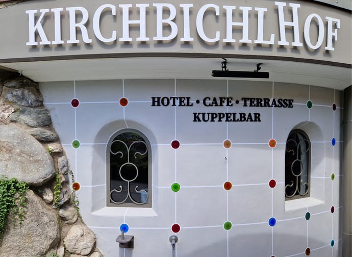 The picture shows an exterior view of the Kuppelbar in the Hotel Kirchbichlhof.