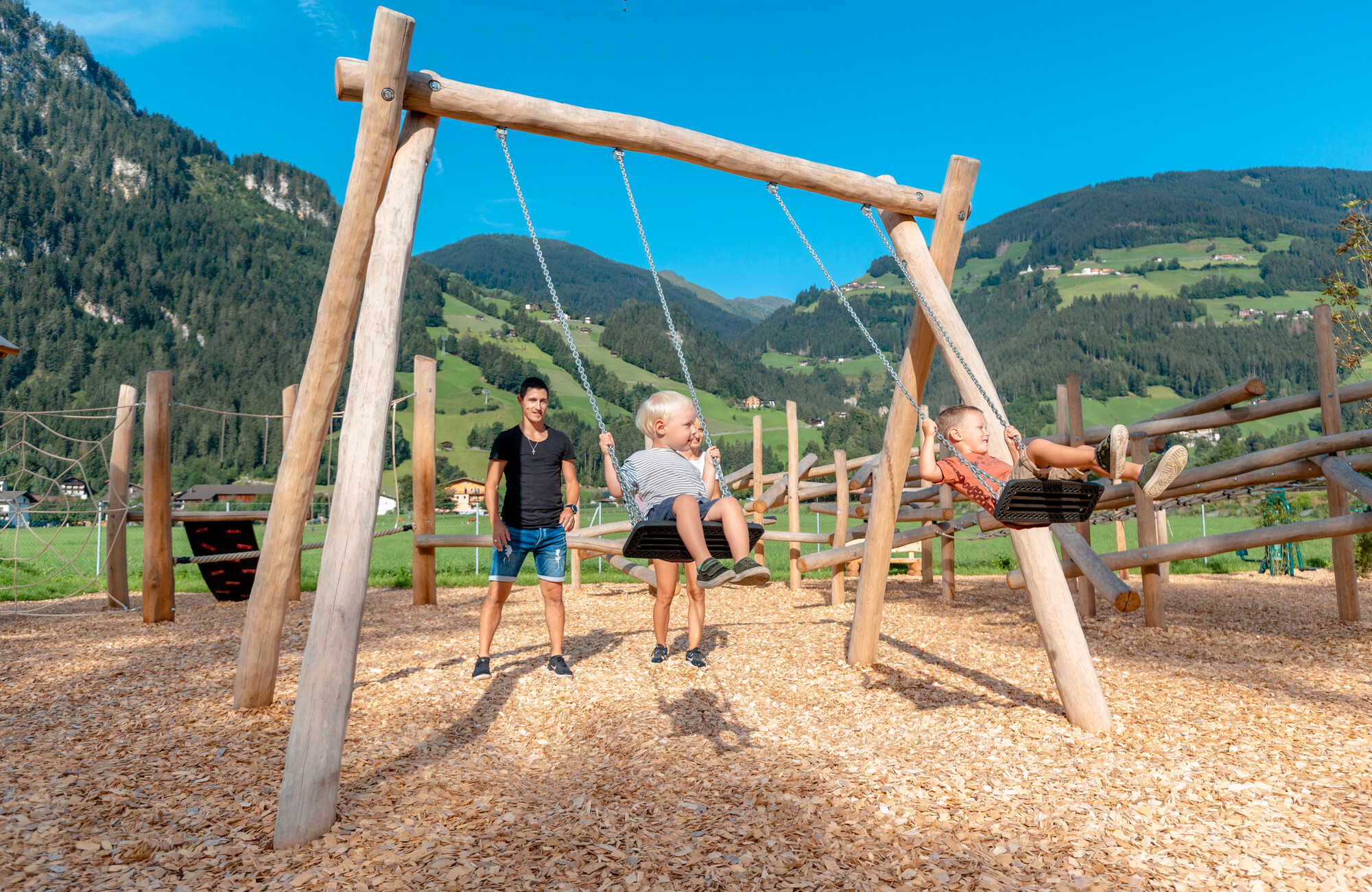 Familie am Spielplatz Auenland Sidan