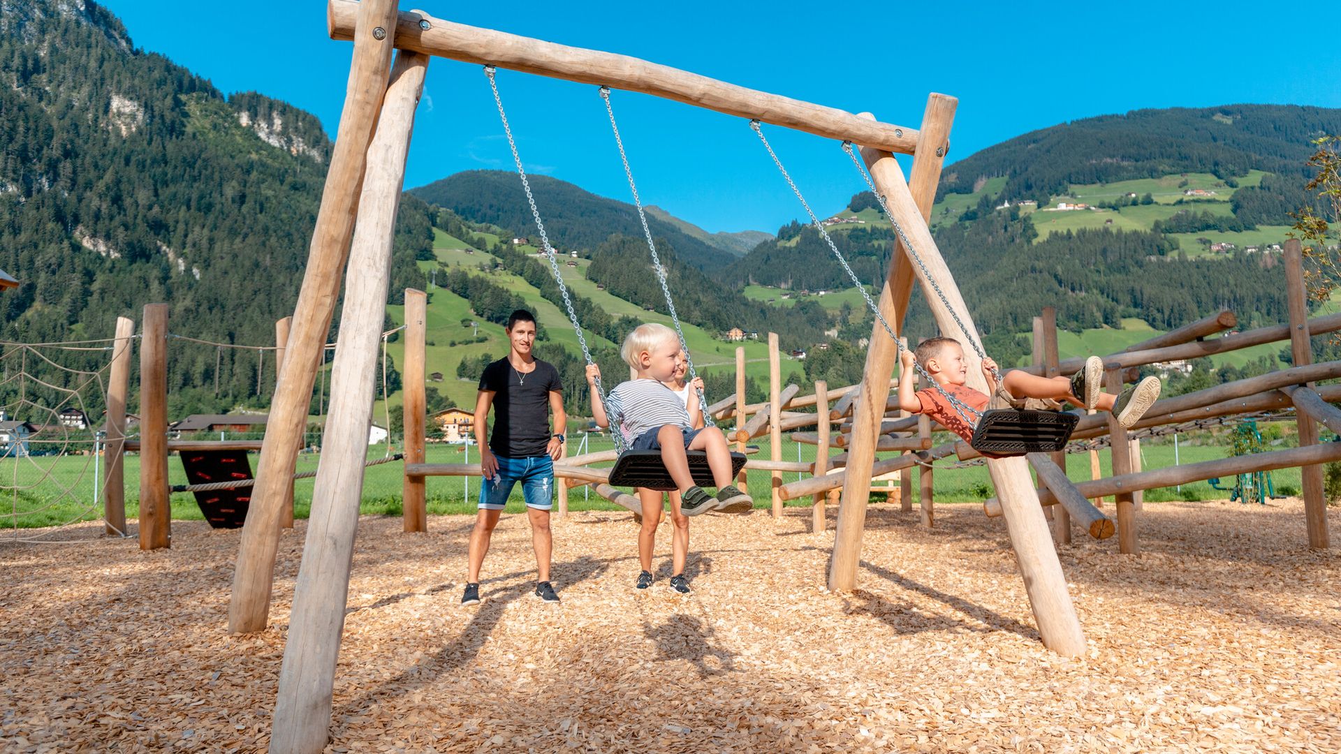 Family at the Playground Auenland Sidan