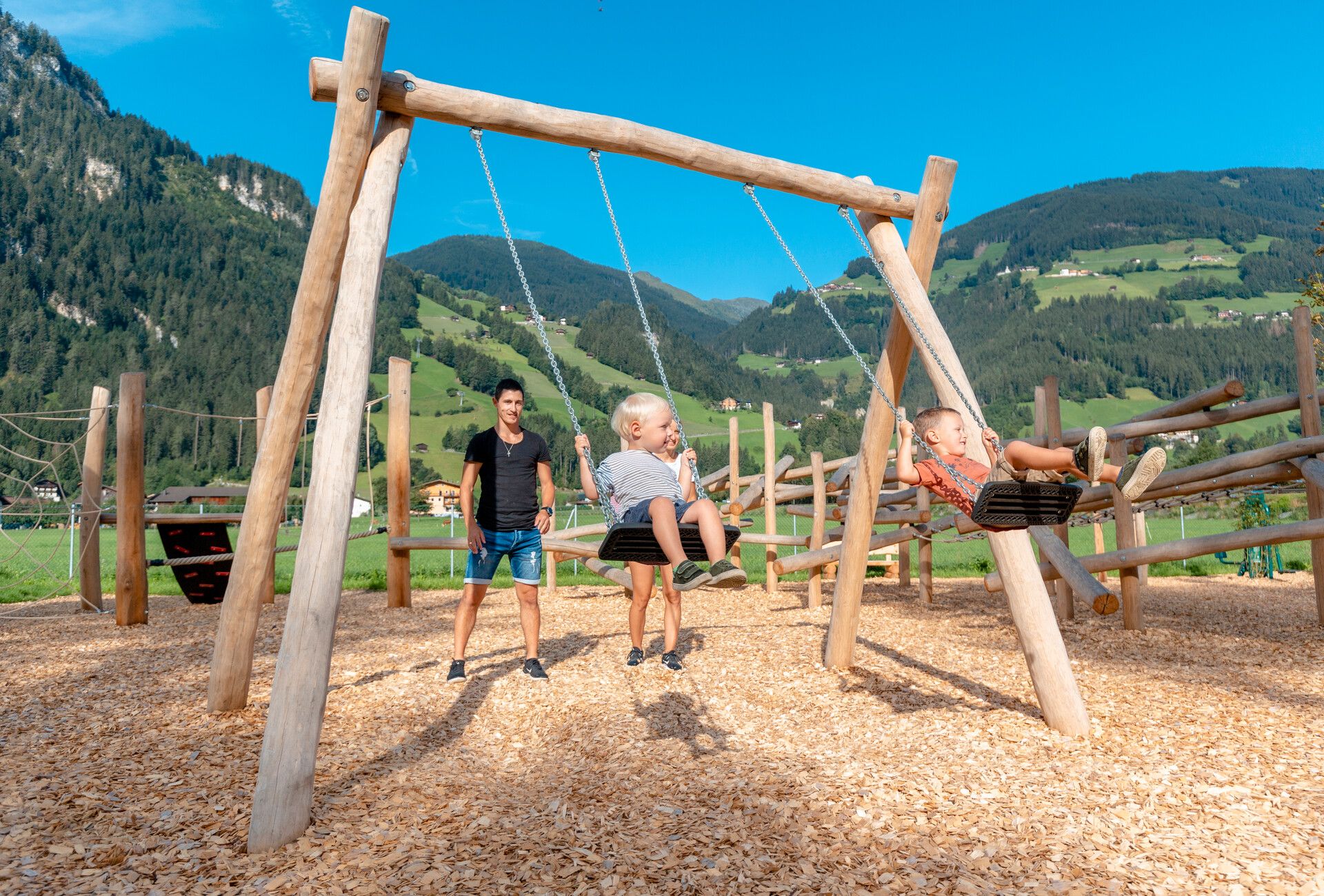 Family at the Playground Auenland Sidan