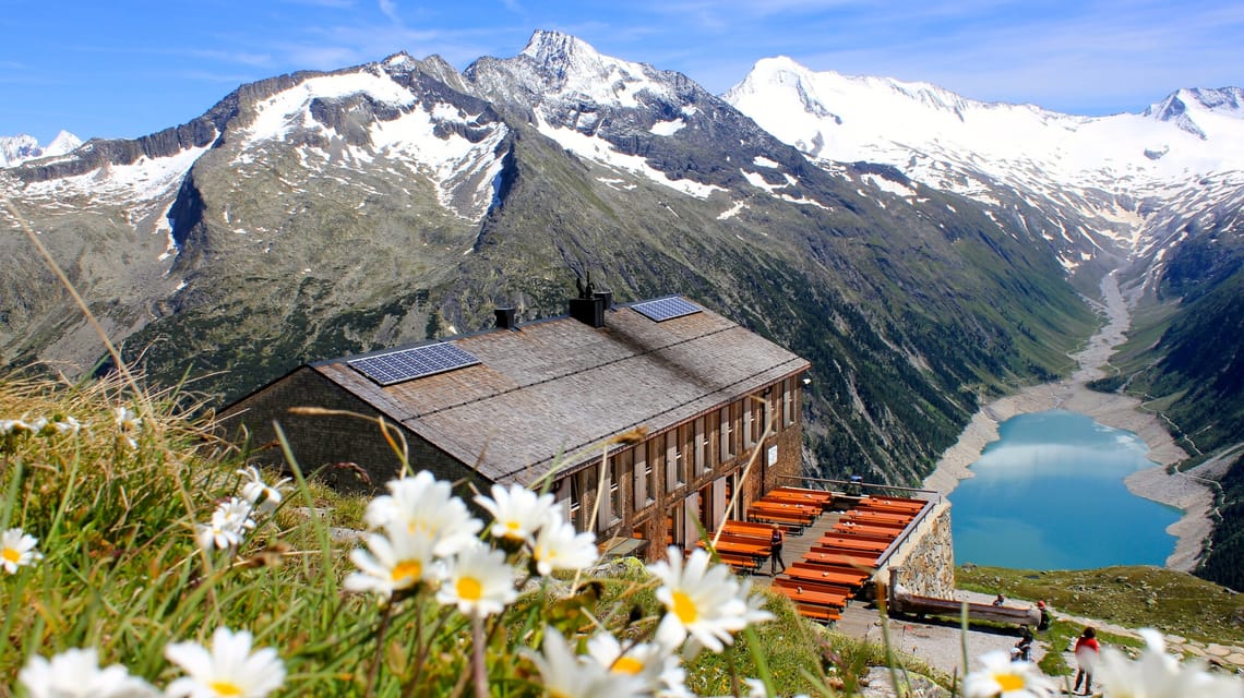 Olpererhütte mit Blick auf den Schlegeisspeicher