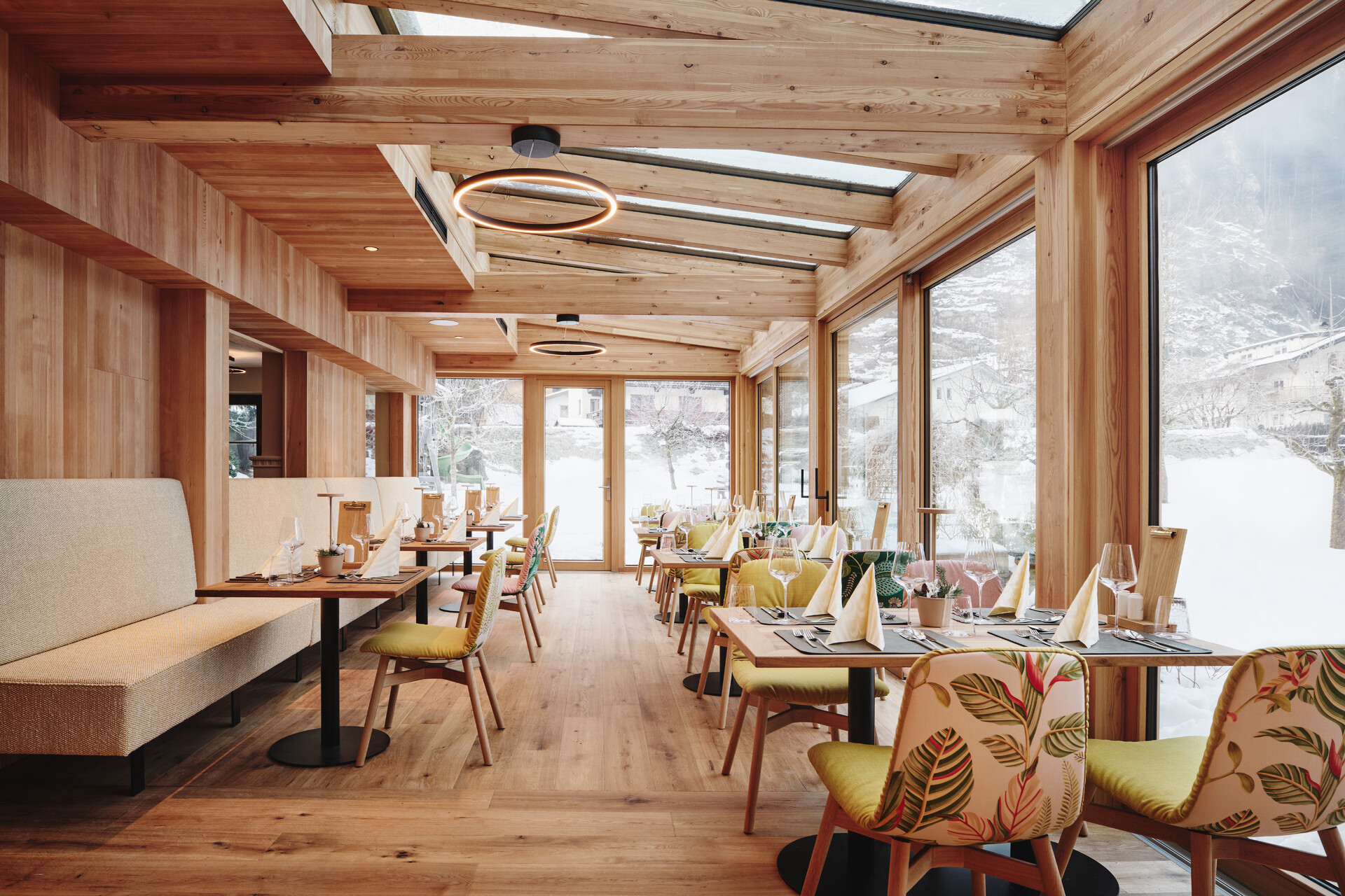 Das Restaurant mit aufgedeckten Tischen und Stühlen mit großen Fenster