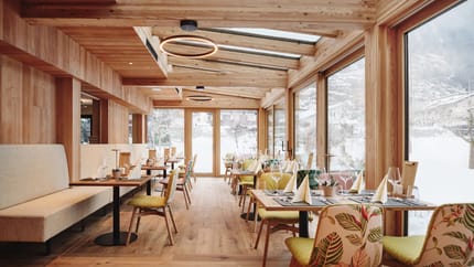 Das Restaurant mit aufgedeckten Tischen und Stühlen mit großen Fenster