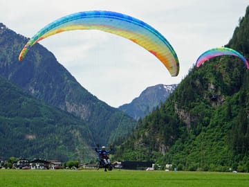 mhf-rollstuhlgestuetztes-gleitschirmfliegen-landung-zillertal-foto-universitaet-innsbruck.jpg © Universität Innsbruck
