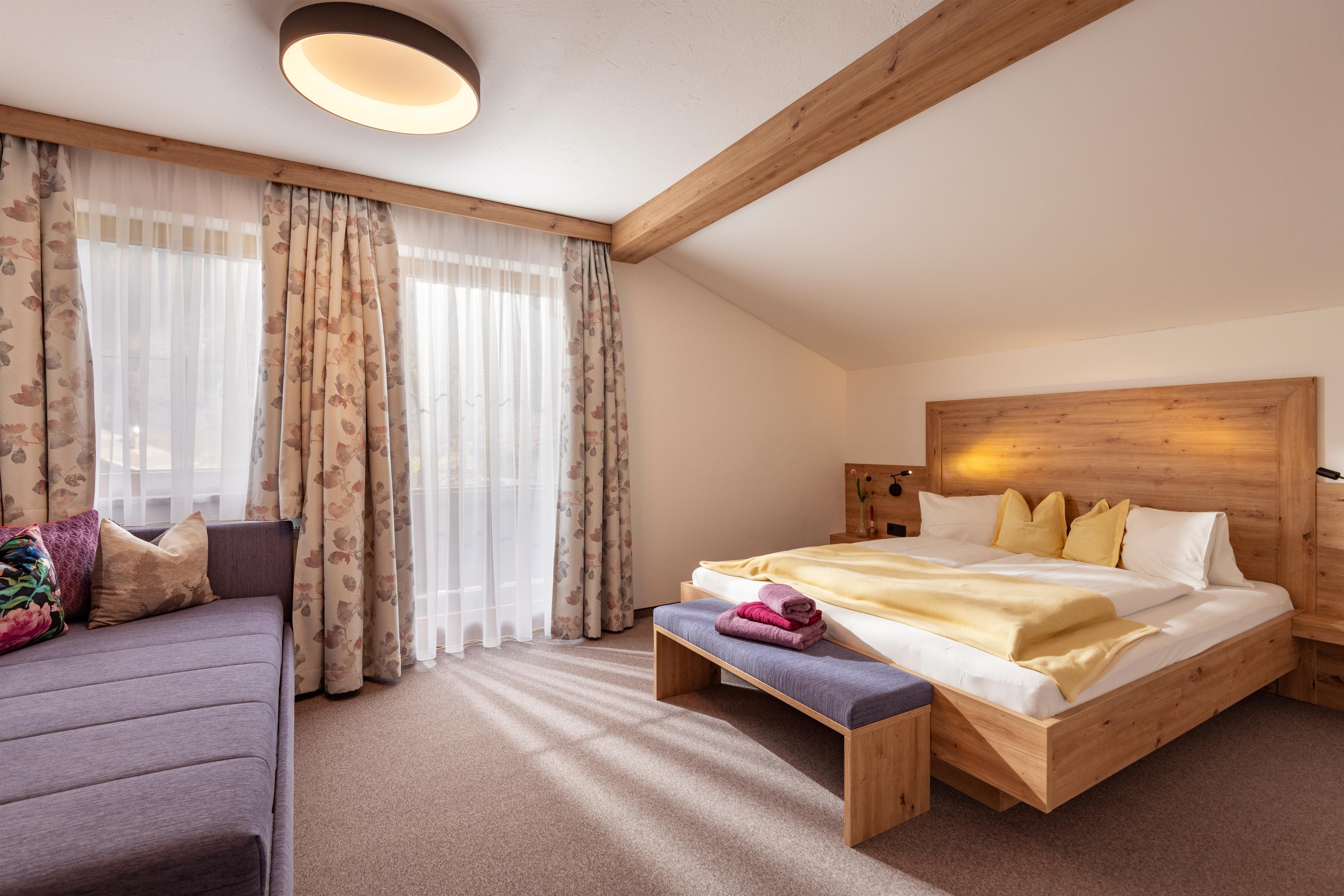 feratel-Landhaus Gredler - Apart Tirol Zimmer 1 mit Schlafcouch