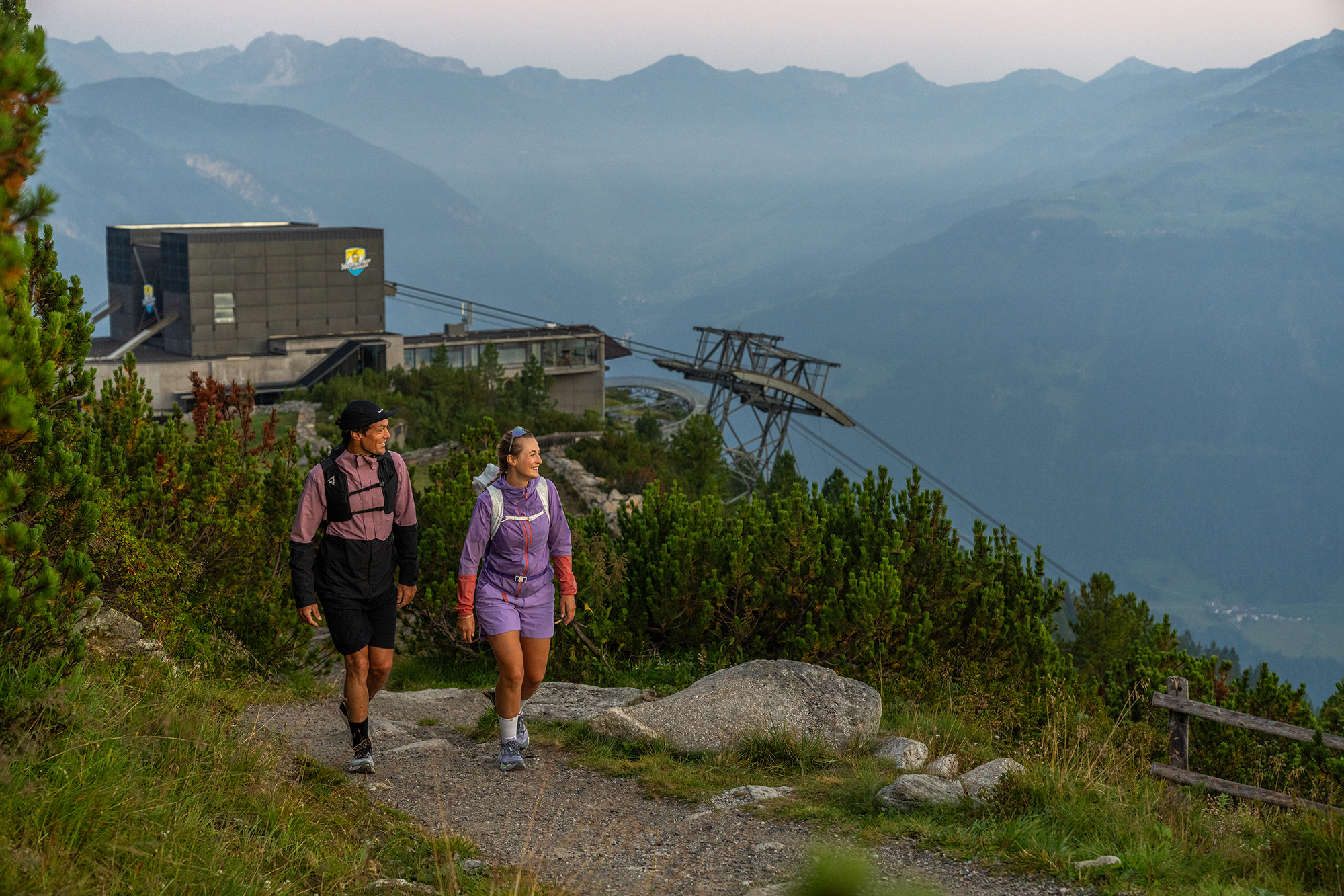 Paar wandert im Sonnenaufgang am Ahorn in Mayrhofen