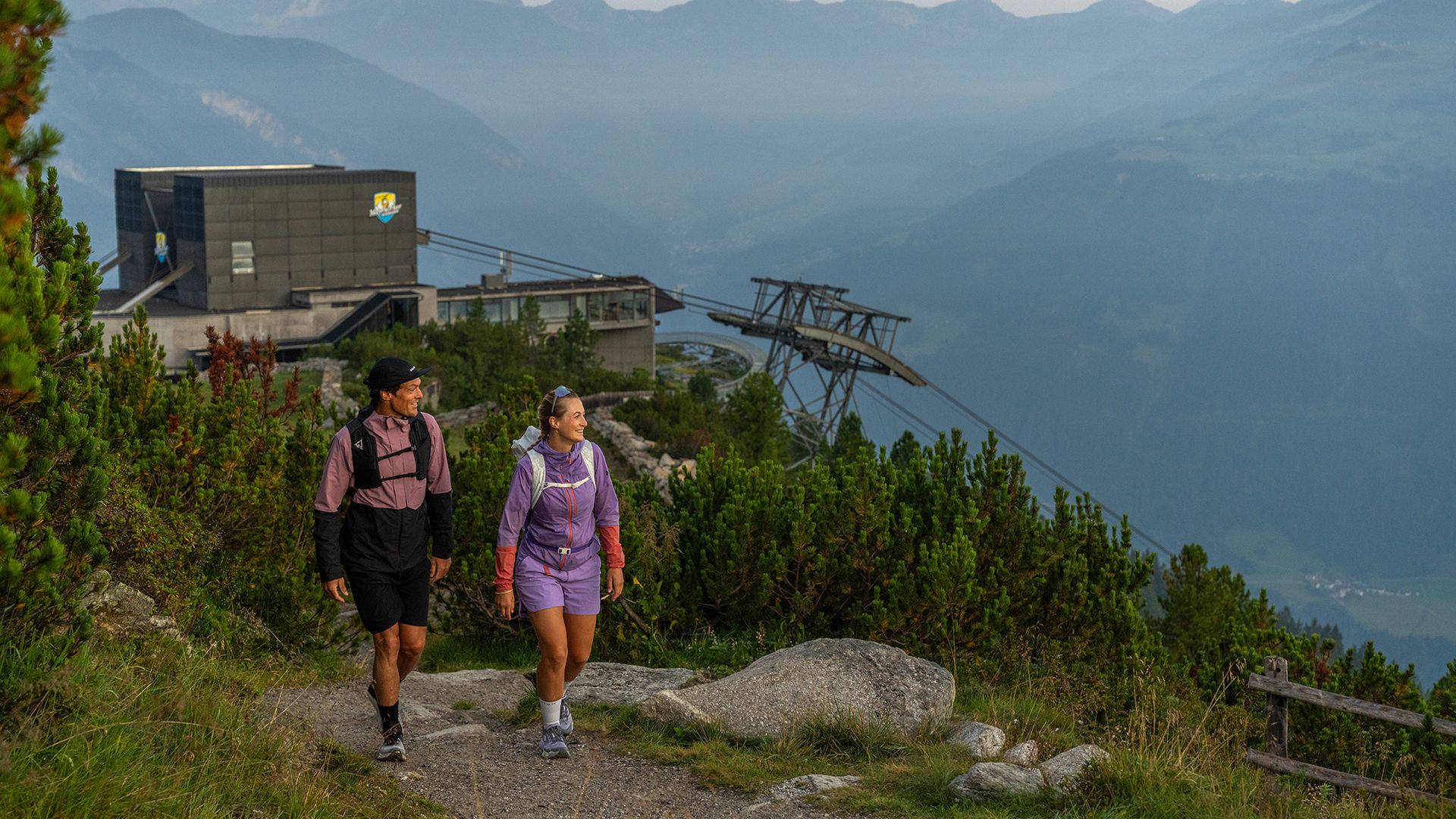 Paar wandert im Sonnenaufgang am Ahorn in Mayrhofen