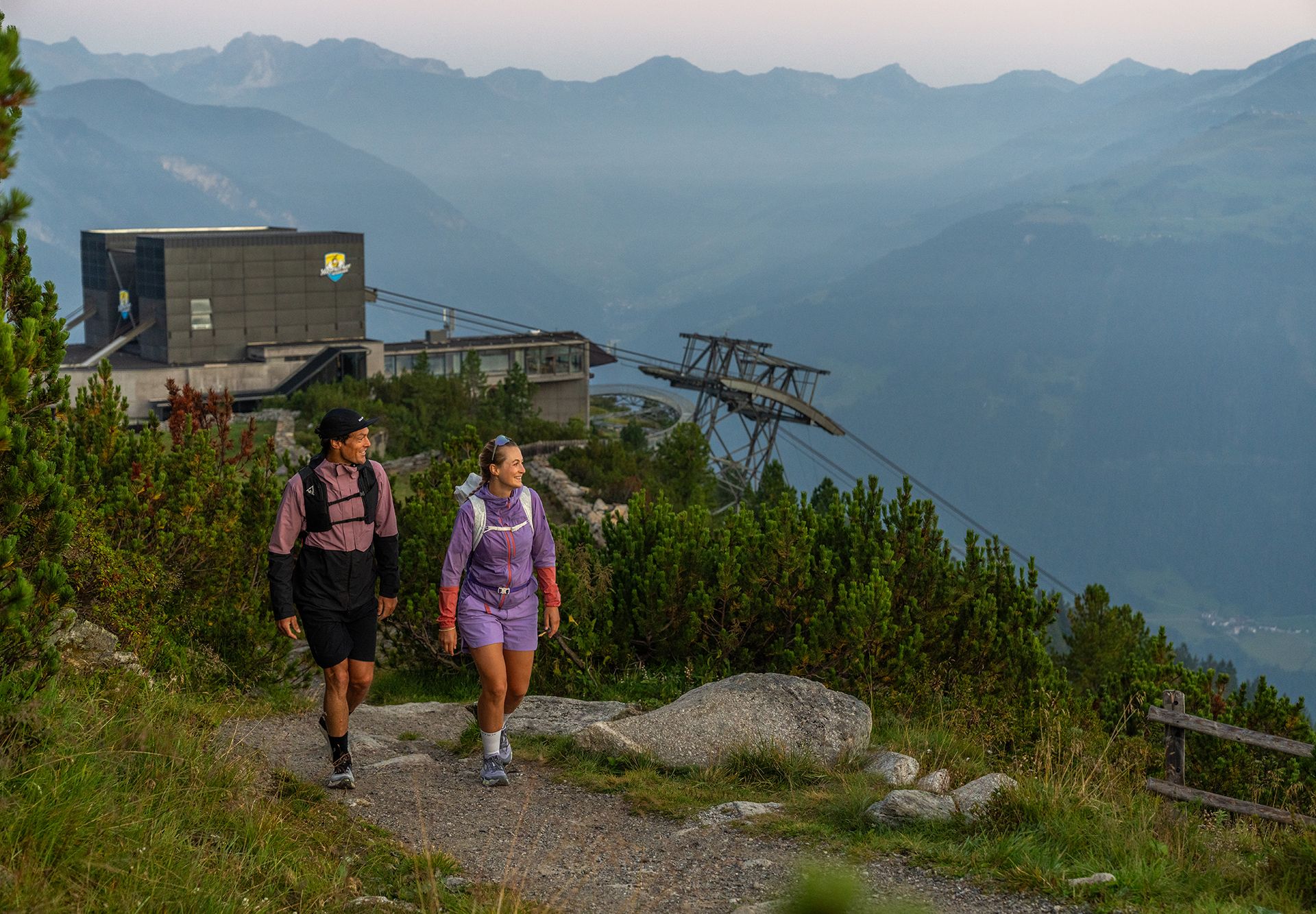 Paar wandert im Sonnenaufgang am Ahorn in Mayrhofen