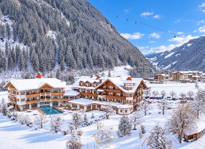 feratel-Hotel Edenlehen - Verschneites Alpenresort mit Gondelbahn(1)