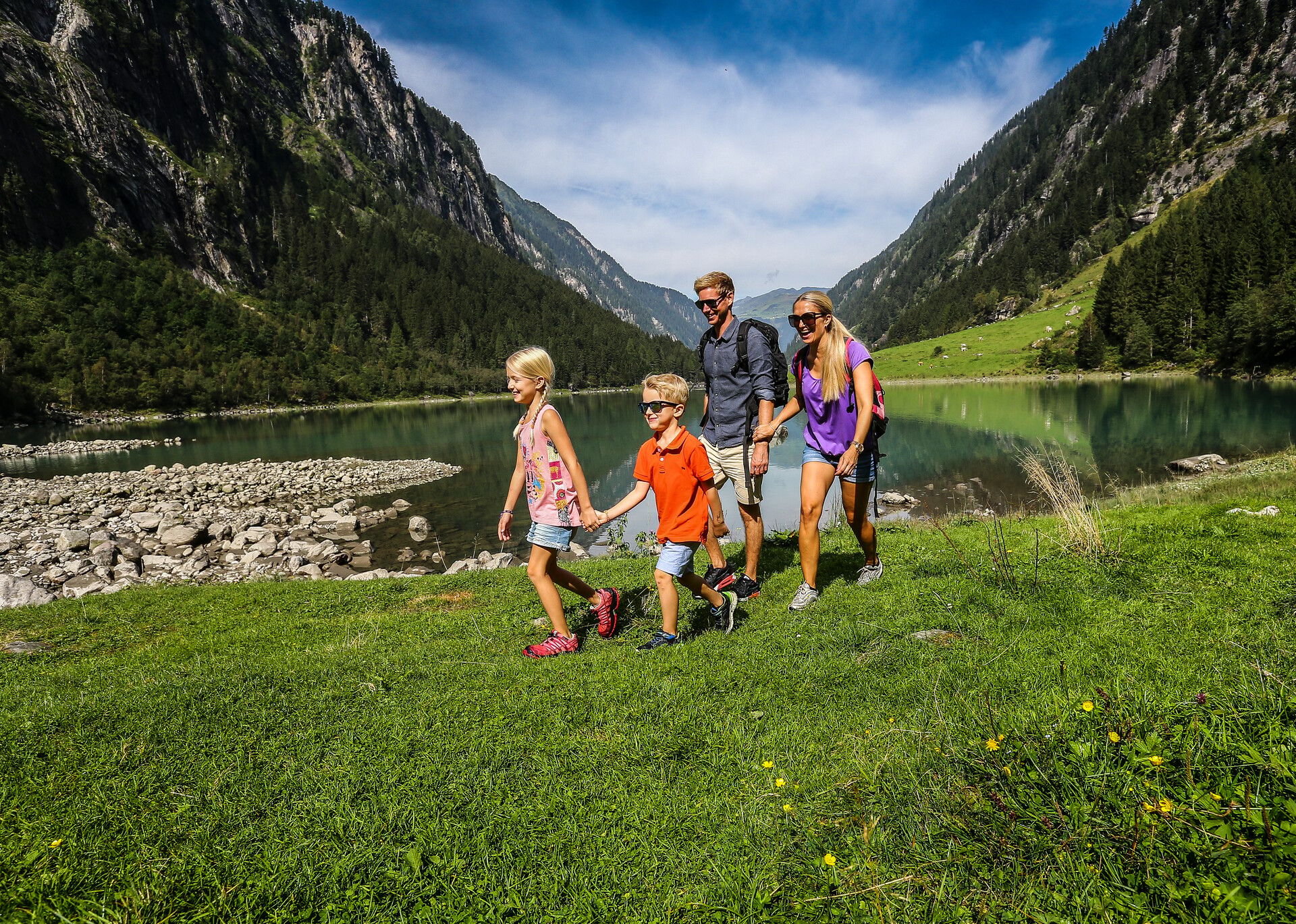 Wandern im Zillertal Familie unterwegs beim Wandern