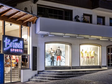 mhf-header-bruendl-sports-mayrhofen-zentrum-winter20-aussen-nacht-c-woeckinger © Bründl Sports Shop center Mayrhofen