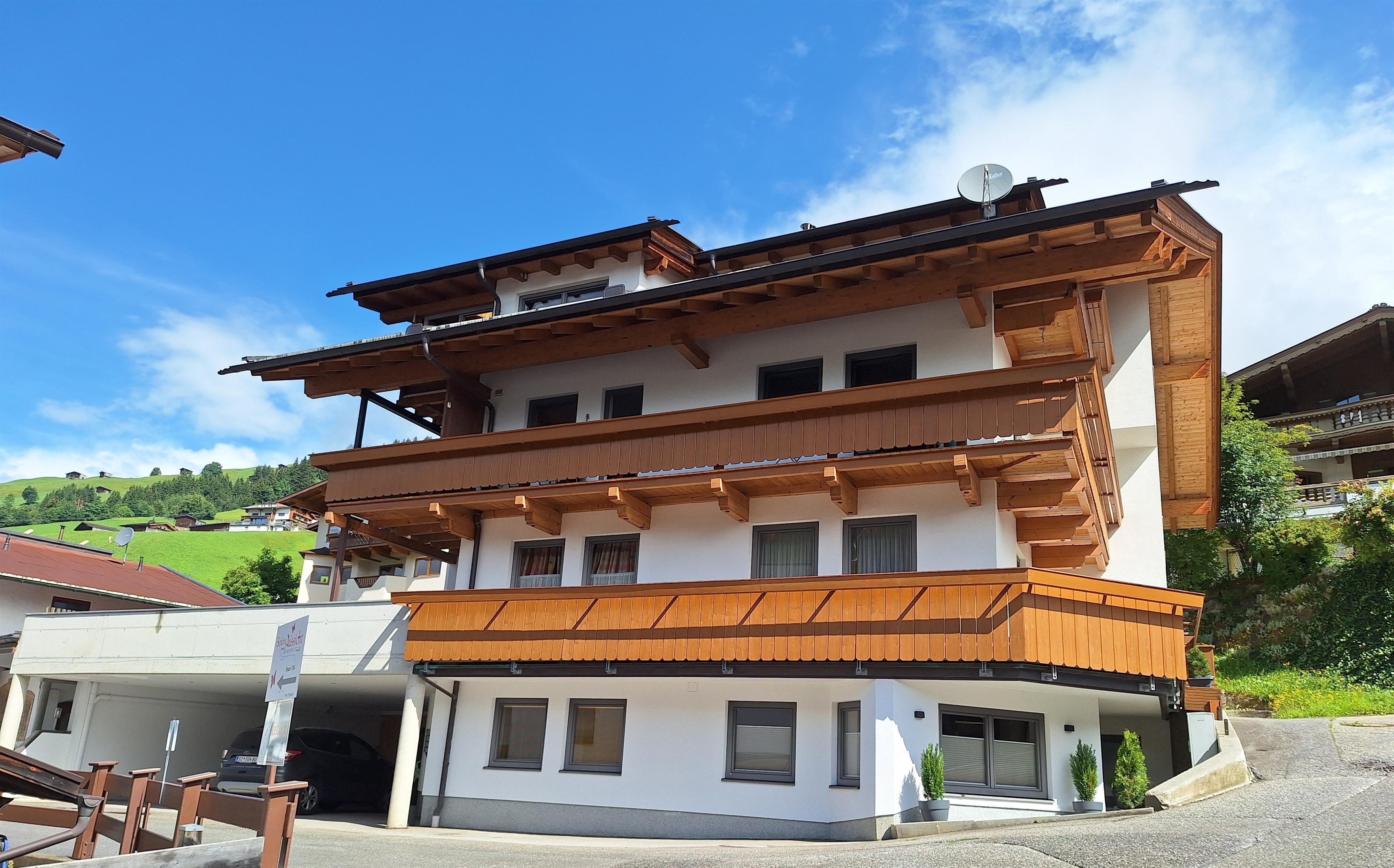 feratel-Lena, Apartment - Aussenansicht Sommer mit Schild