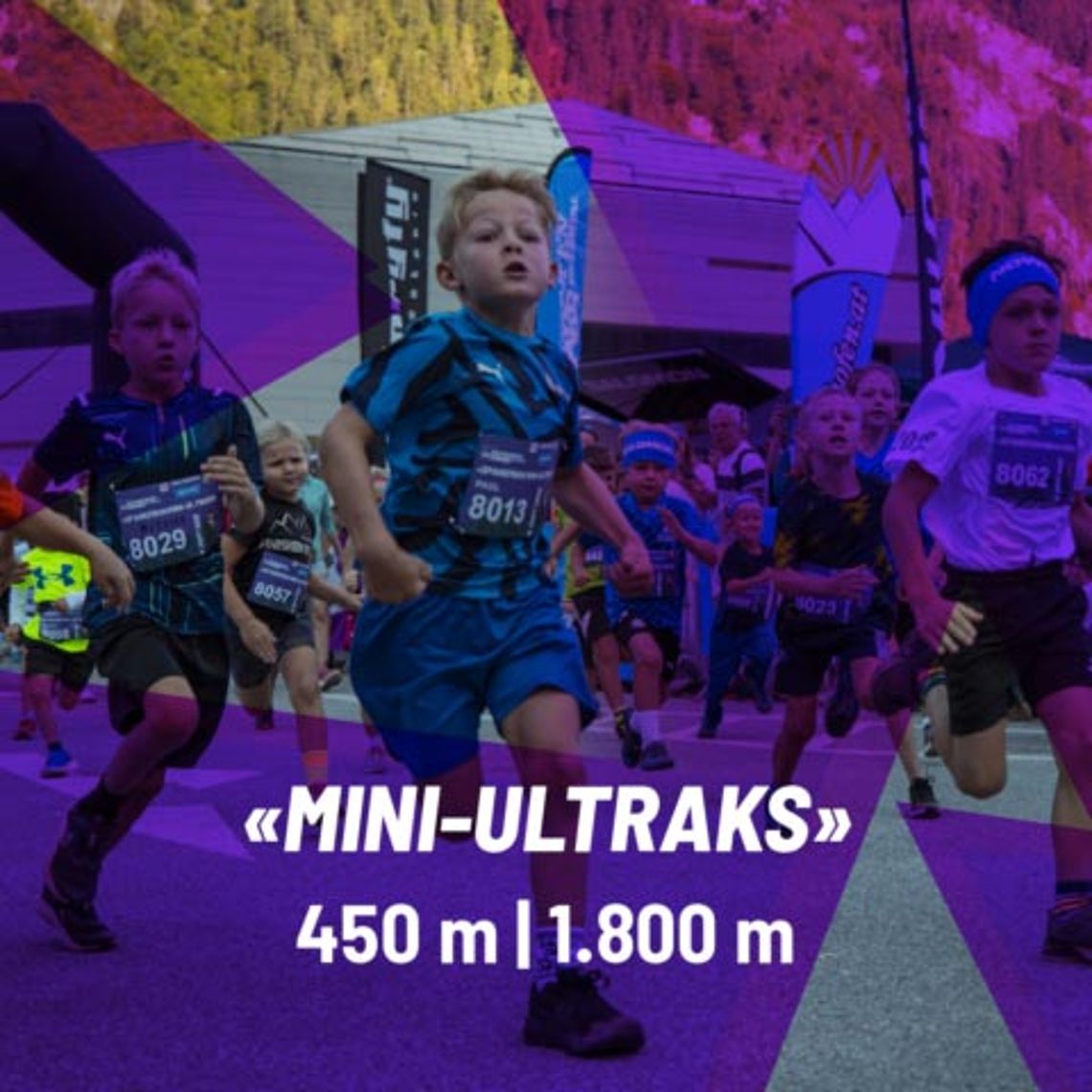 MINI-ULTRAKS - Strecke Mayrhofen Ultraks (mayrhofen.at) Kinder rennen auf der MINI-ULTRAKS-Strecke in Mayrhofen (450 m, 1.800 m). Die fröhlichen jungen Teilnehmer tragen Startnummern. Hintergrund: Zuschauer, Bergkulisse und Veranstaltungsbanner. Ein spannender Lauf für die Kleinsten.