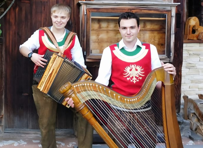 The image shows the Hoachberg Buam in traditional costume with their instruments.