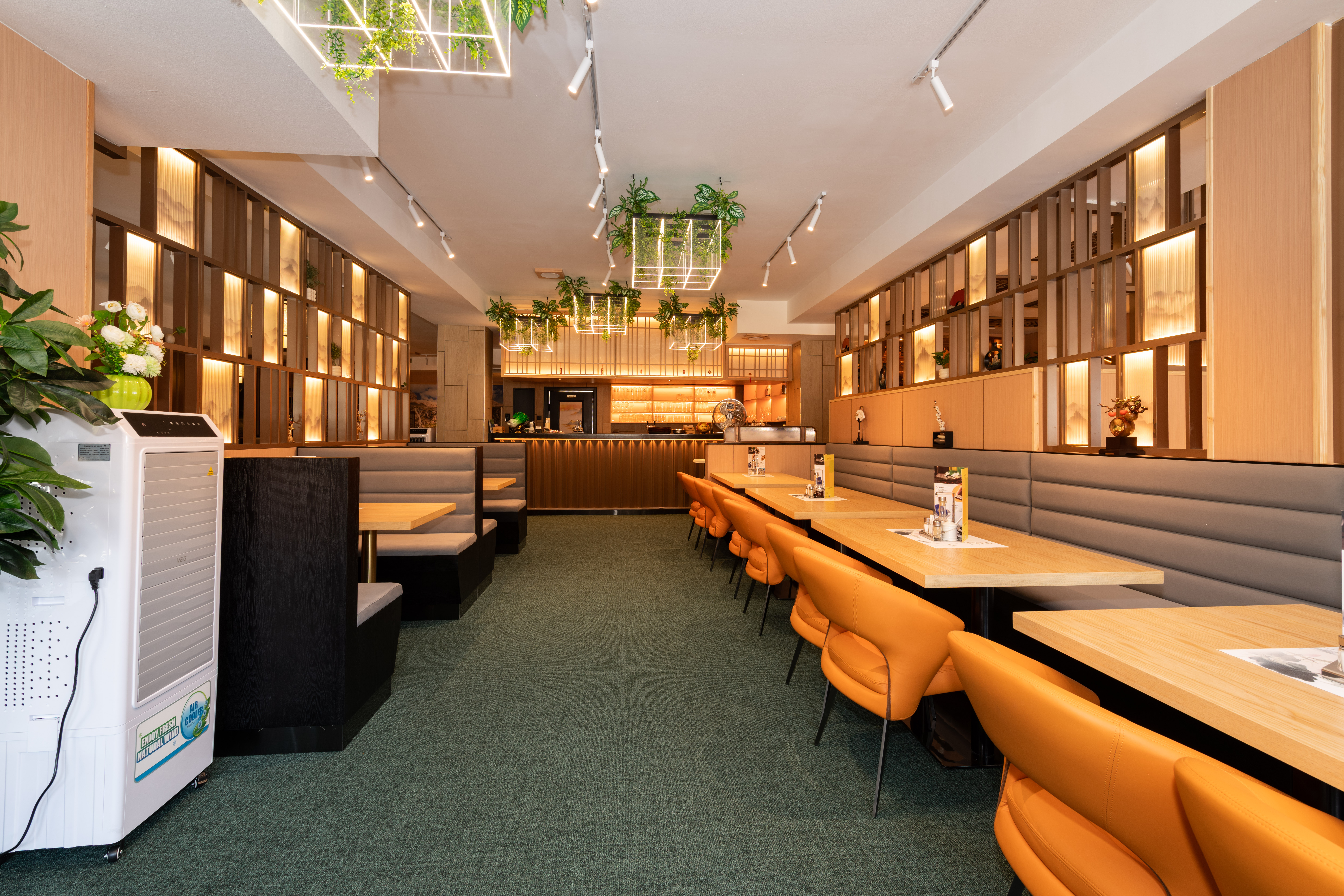 Restaurant mit hellbraunen Tischen und Stühlen