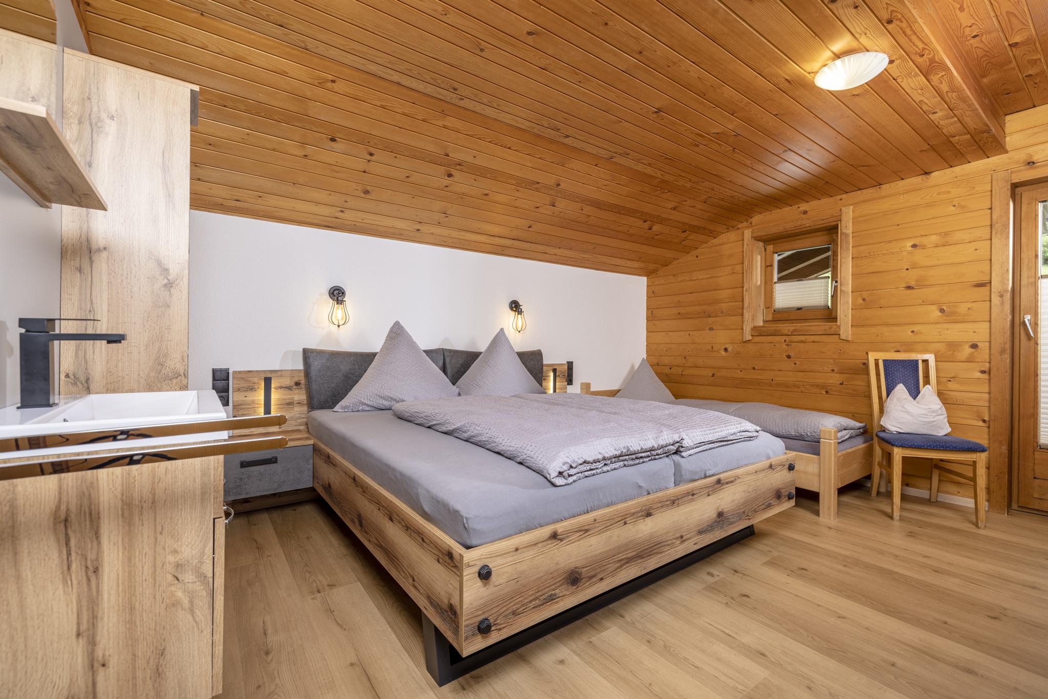 feratel-Almstüberl - Schiestl's Ferienhütten - schlafzimmer bia2023