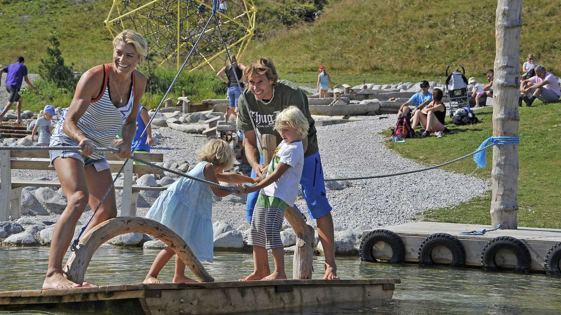 Wasserpark mit Floß am Spieljoch