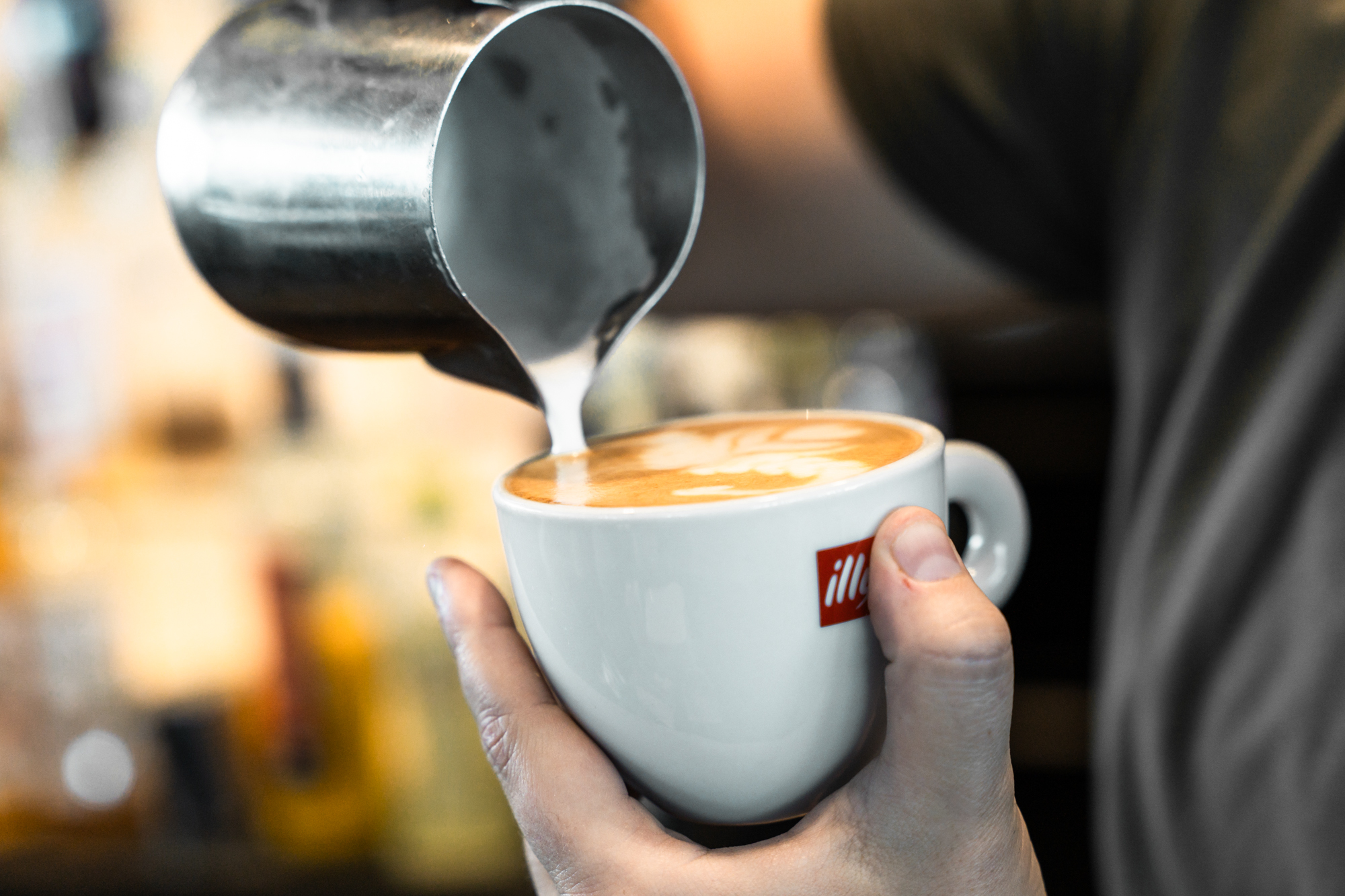 frischer Cappuccino aus Siebträger-Maschine