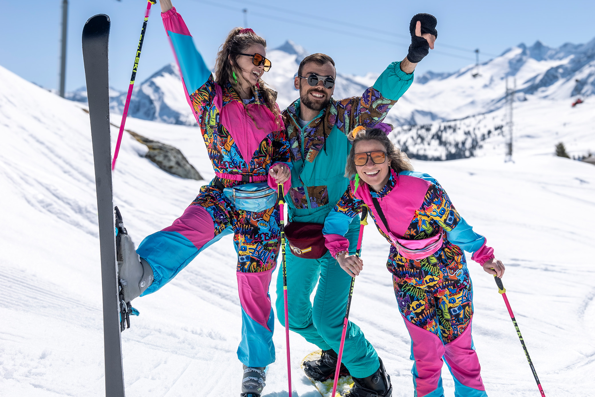 3 Personen auf der Piste in Retro Outfits