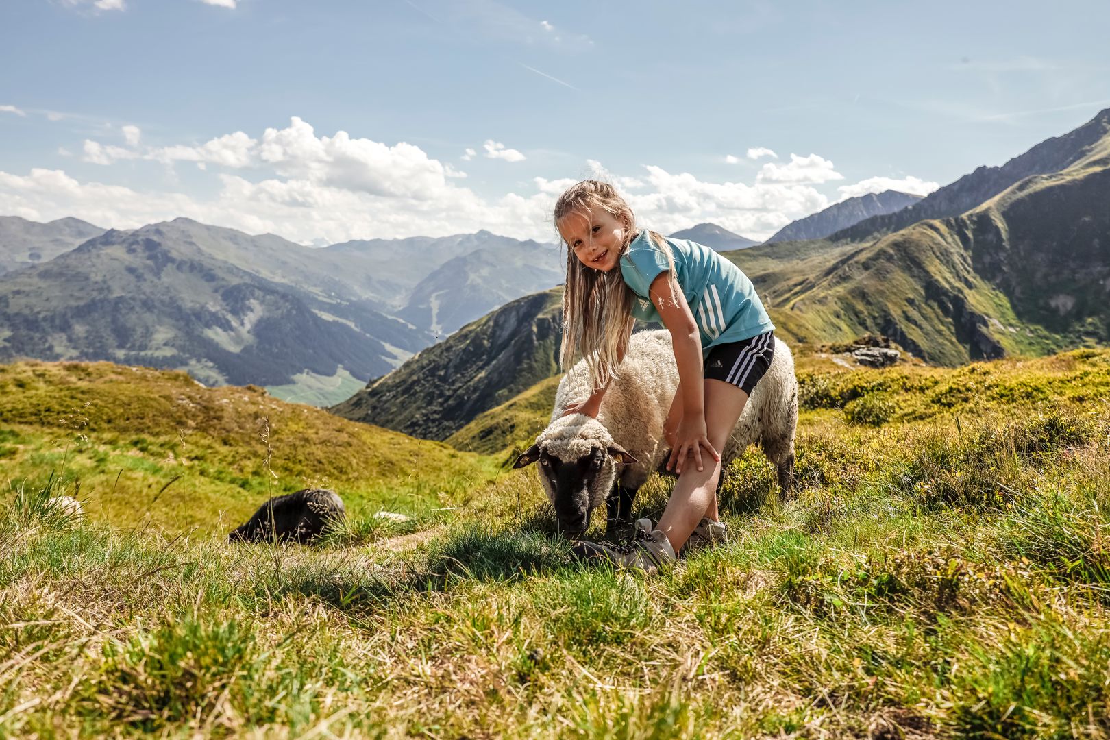 Sommererlebnisse (Fügen-Kaltenbach) Kind mit Schaf