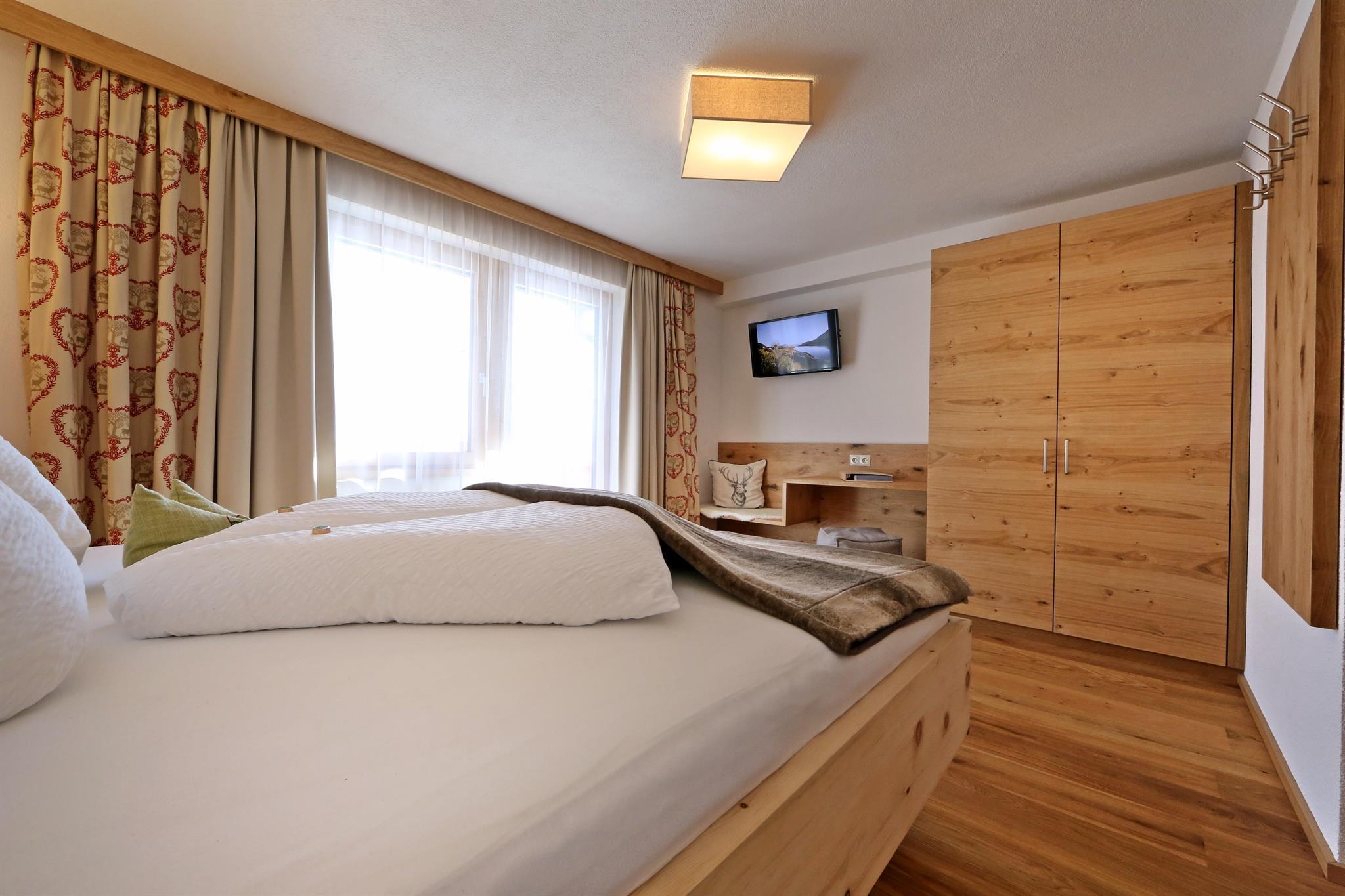 feratel-Martlerhof - Schlafzimmer Ost Schreibtisch