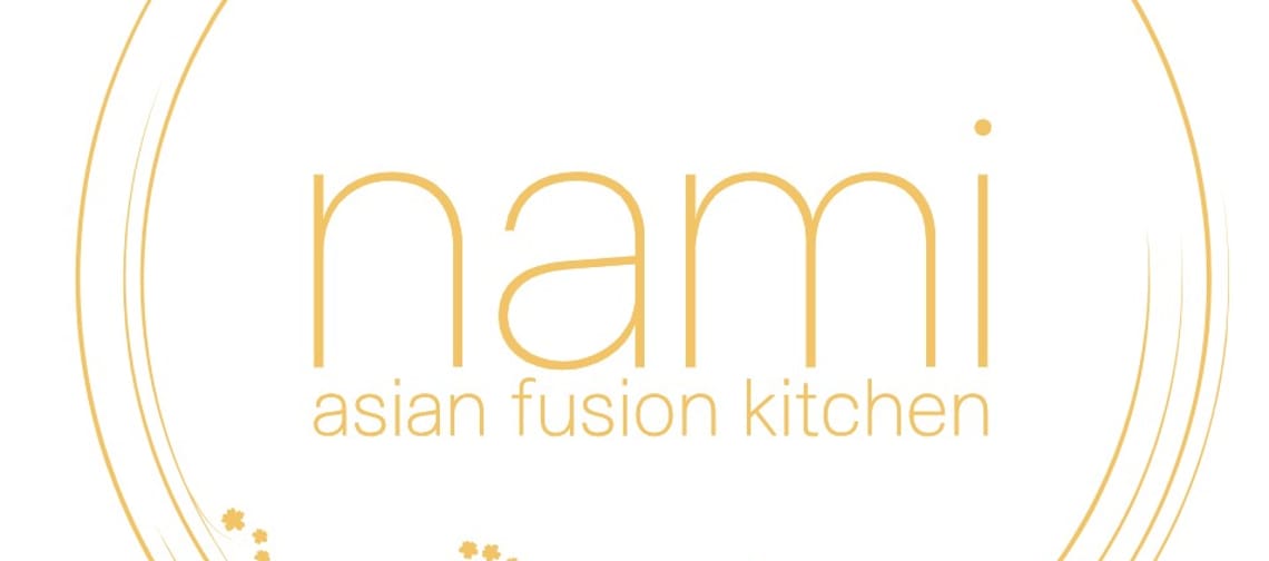 Das Logo des Restaurant Nami asian fusion kitchen in gelber Schrift mit einem gelben Kreis umrandet.
