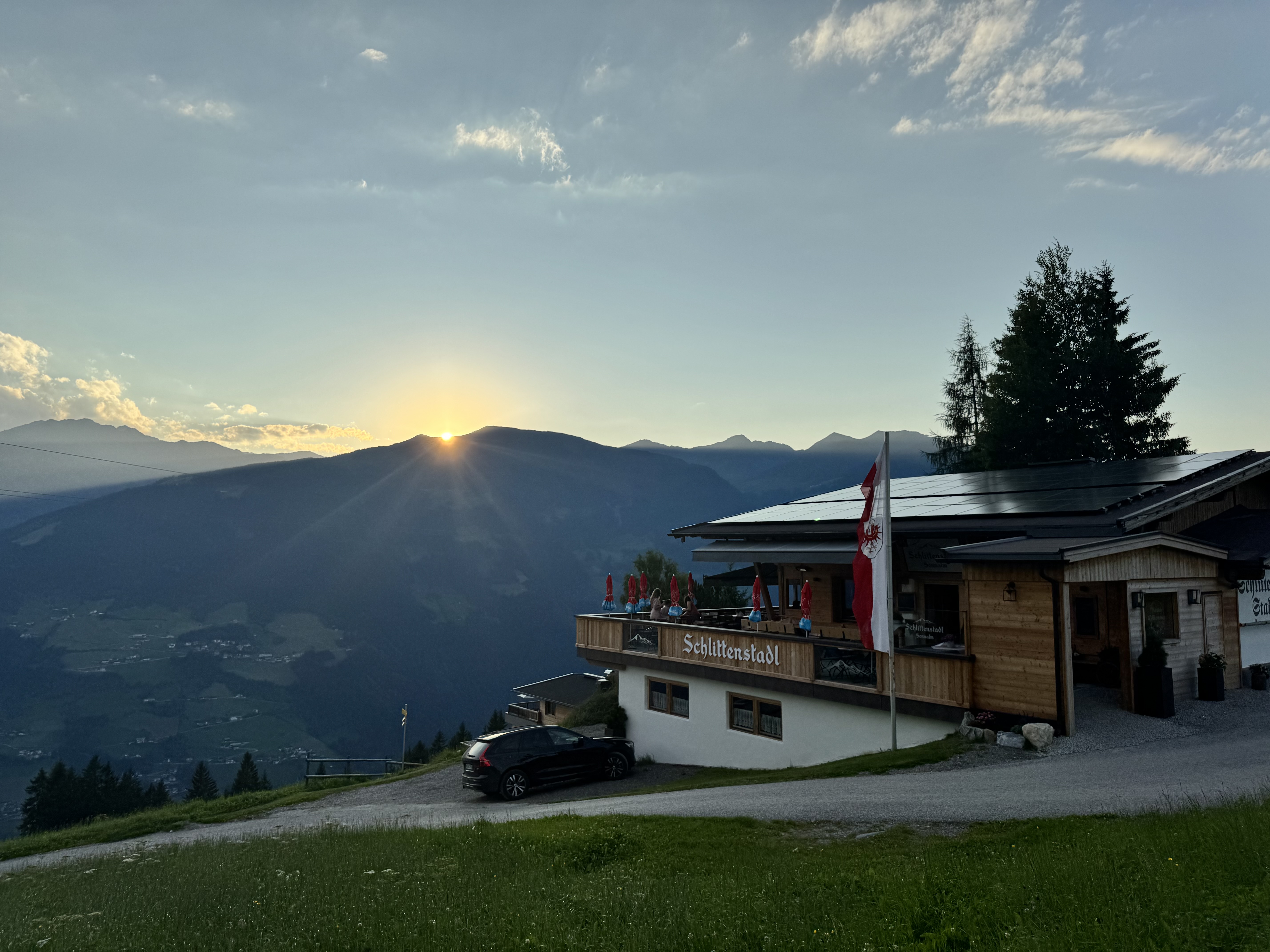 Schlittenstadl mit Sonnenuntergang 