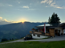 mys-Ribs Dining at Schlittenstadl-Sonnalm-Schlittenstadl im sonnenunterang