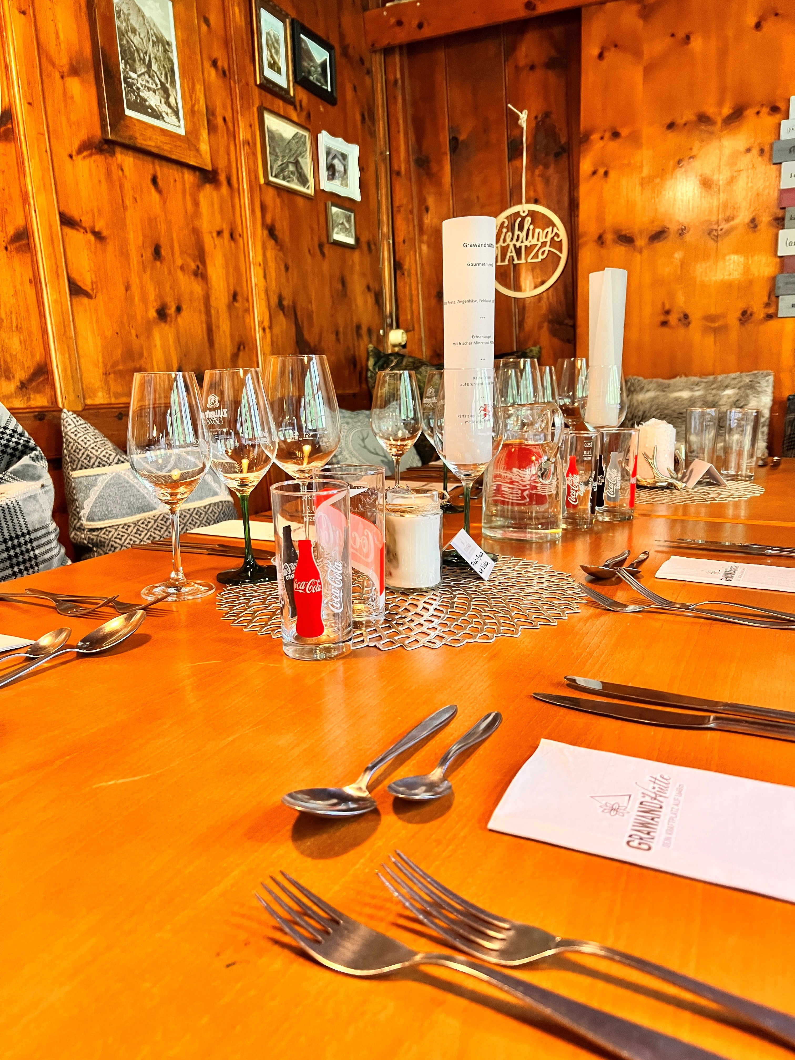 mys-6-Gänge-Menü und Live-Musik der Jungen Mayrhofner auf der Grawandhütte-gedeckter Tisch