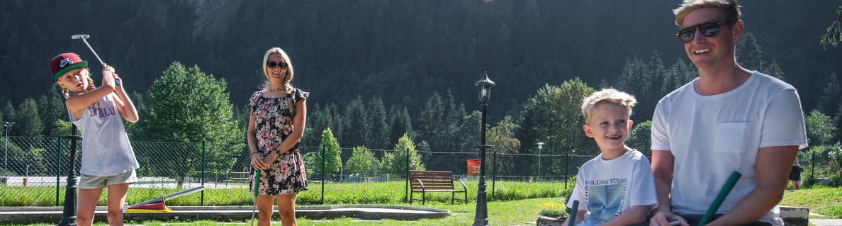 mhf-minigolf-mayrhofen-sommer-familie-foto-dominic-ebenbichler mhf-minigolf-mayrhofen-sommer-familie-foto-dominic-ebenbichler