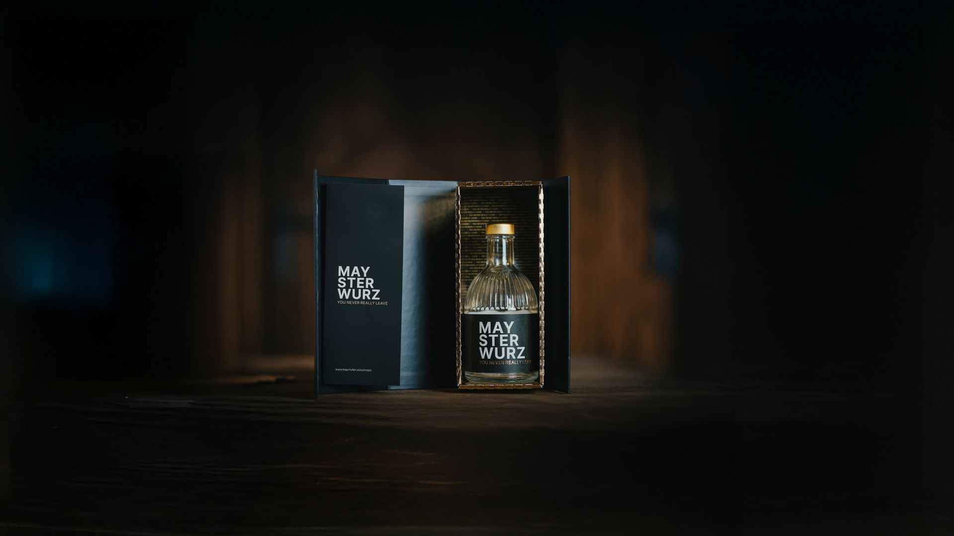 Etikett zum Maysterwurz, dem Schnapps aus Mayrhofen in schwarz gehalten mit der Angabe zu Abfüllung, und Stärke