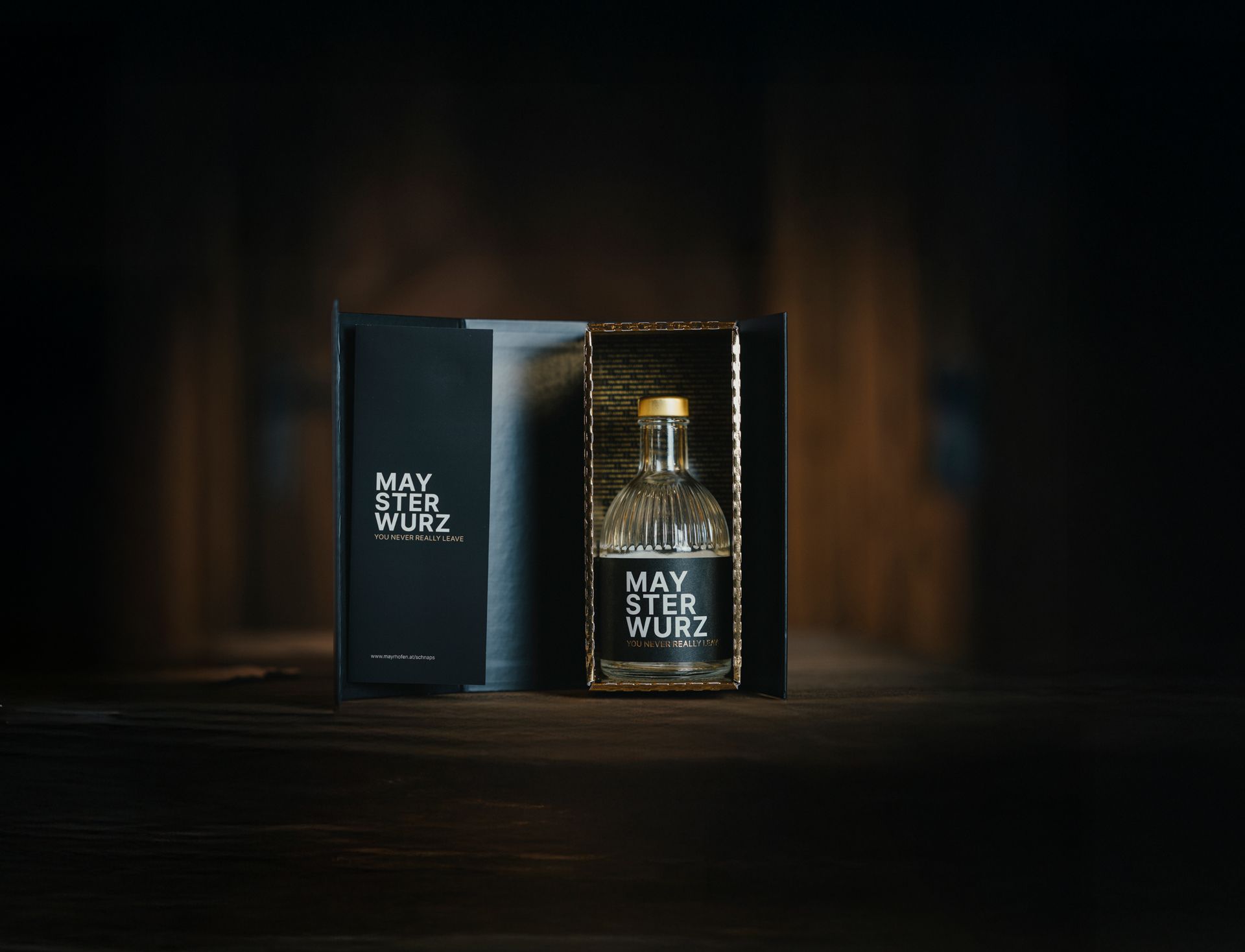 Etikett zum Maysterwurz, dem Schnapps aus Mayrhofen in schwarz gehalten mit der Angabe zu Abfüllung, und Stärke