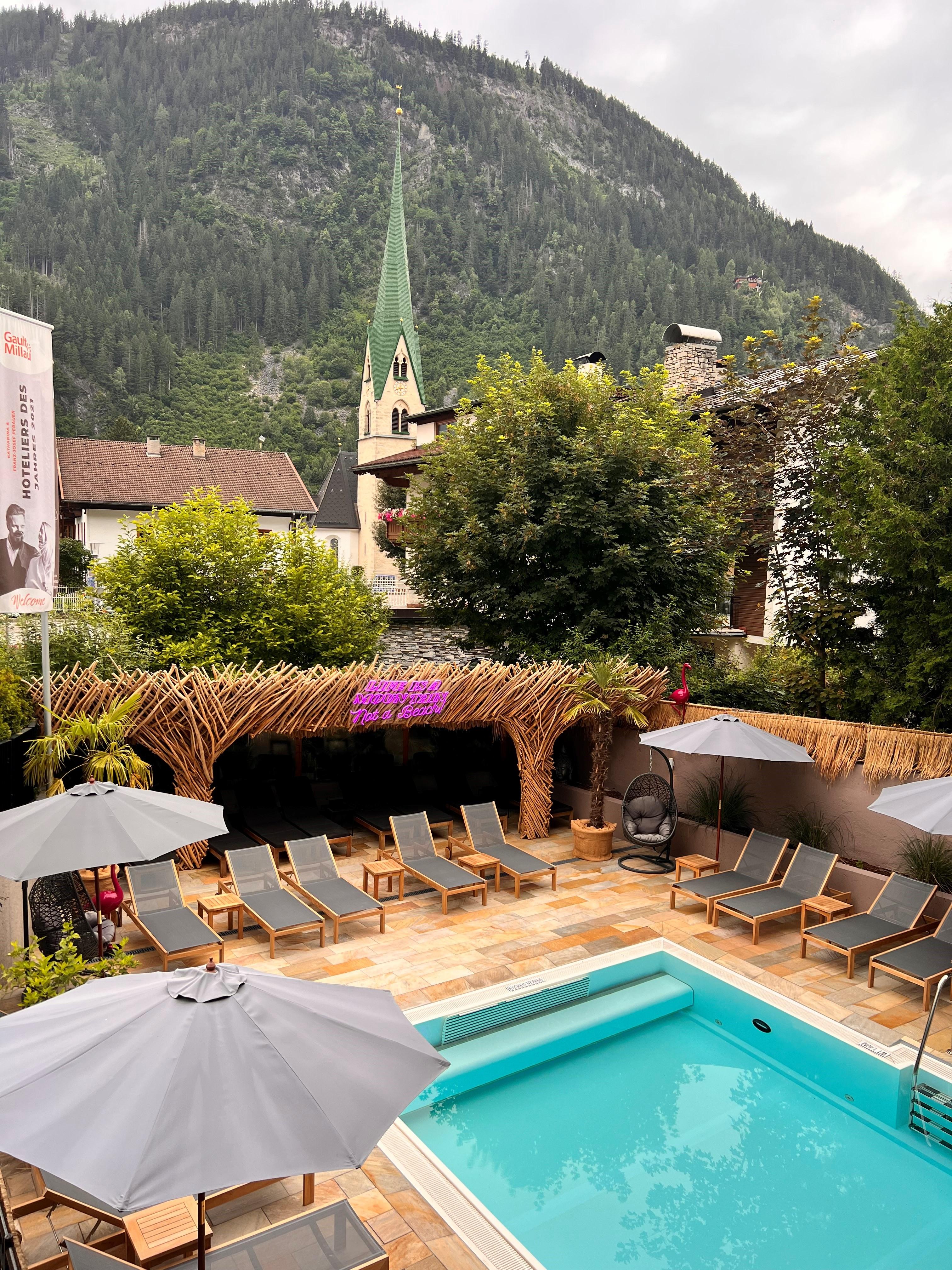 feratel-Alpine Hideaway ZILLERTALERHOF - 4 Sterne Superior - Pool Kirche_high