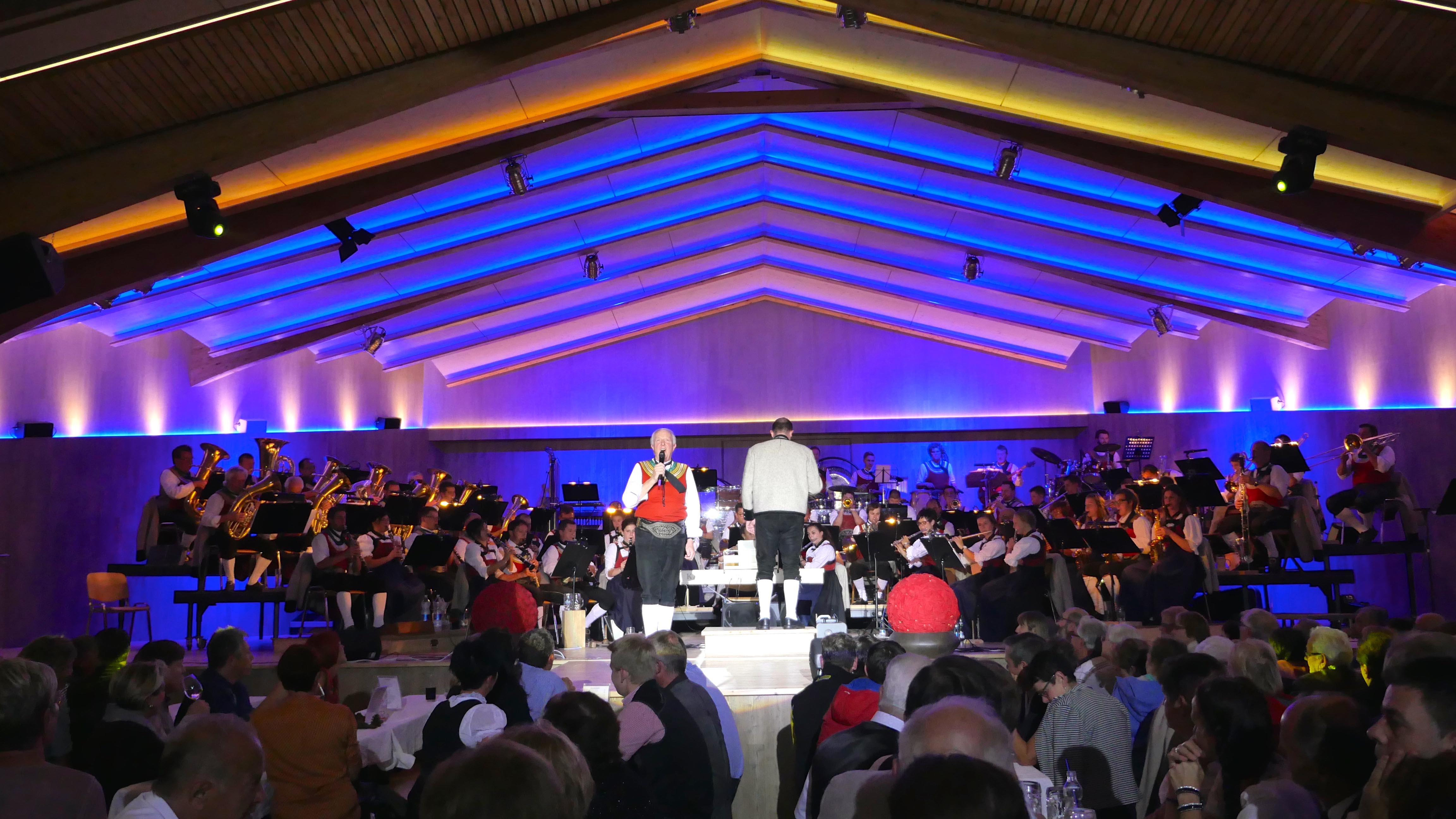 Stimmung beim Platzkonzert in Fügen 
