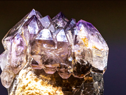 mys-Ausstellung VERBORGENE SCHÄTZE im Naturparkhaus in Ginzling-Rauchquarz - Amethyst