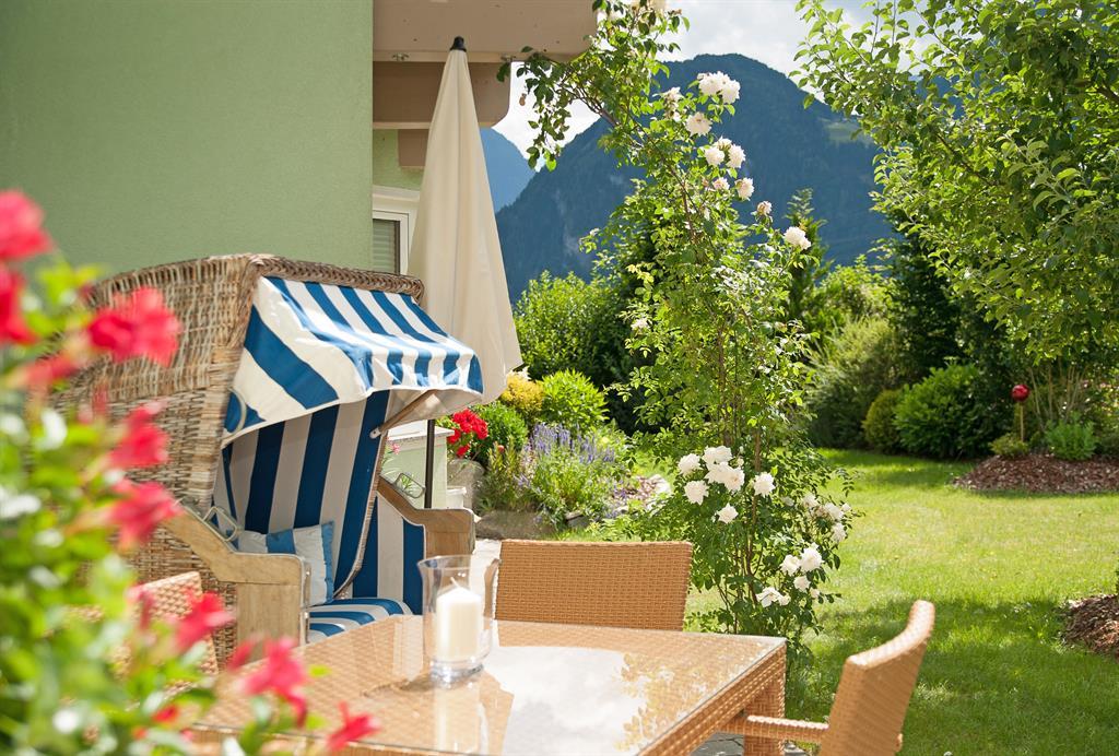 feratel-Apart Heim - Tisch im Garten