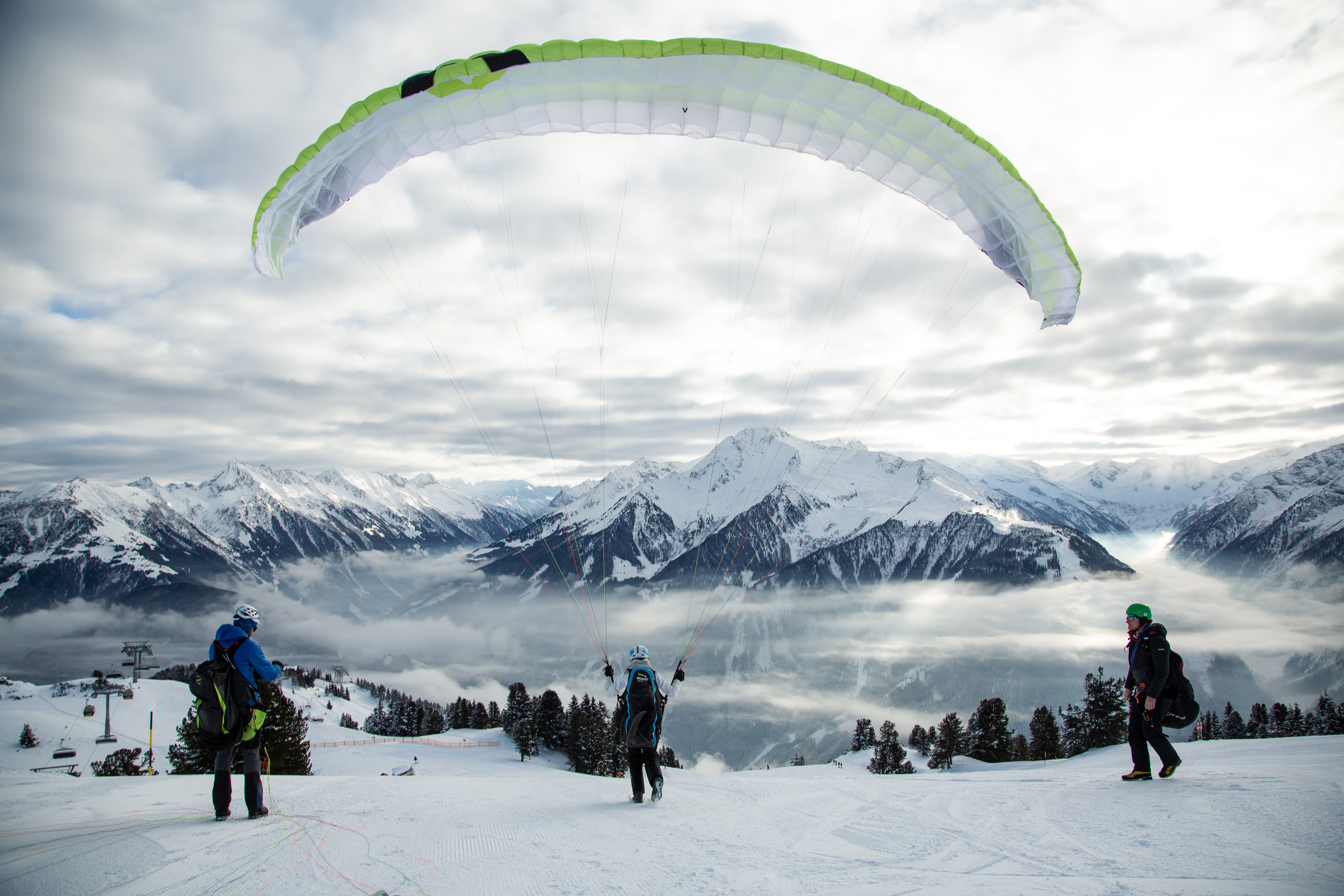Start eines Paragleiters auf den Bergen in Mayrhofen im Zillertal