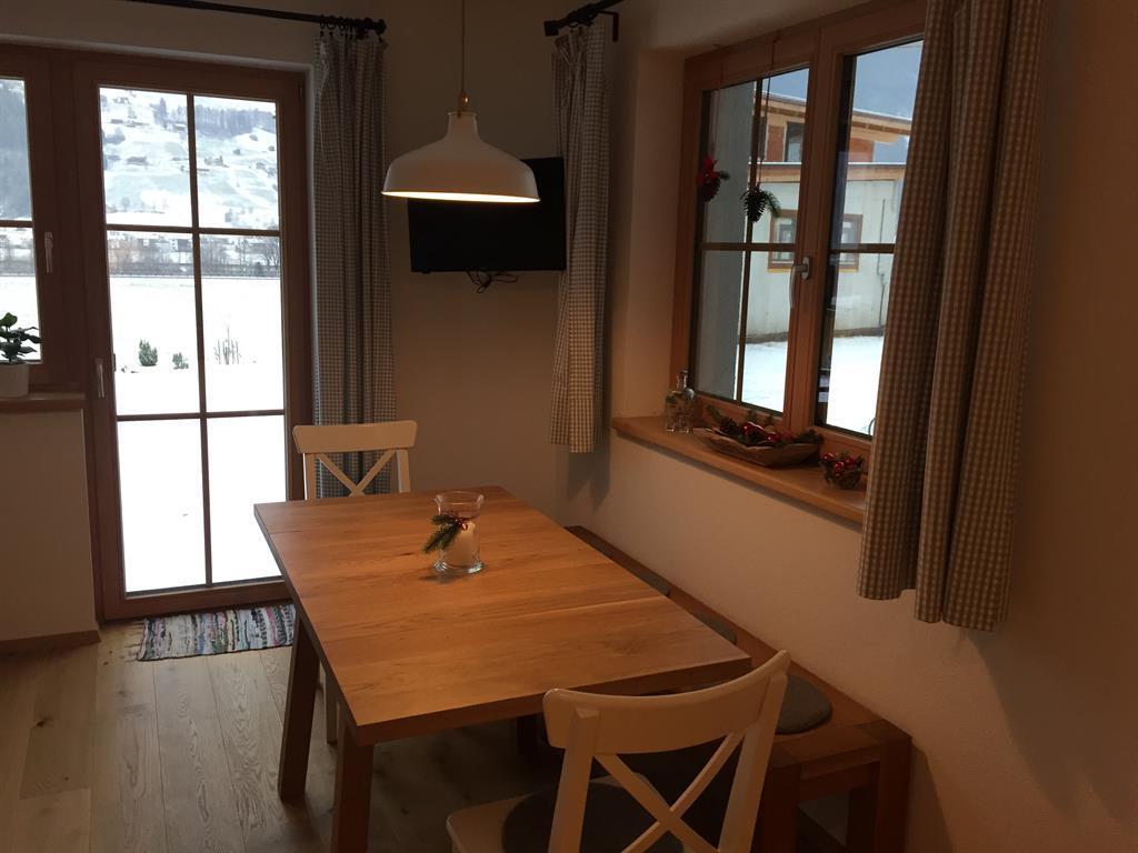 feratel-Ferienwohnung Gruber Barbara - Esstisch im Wohnzimmer
