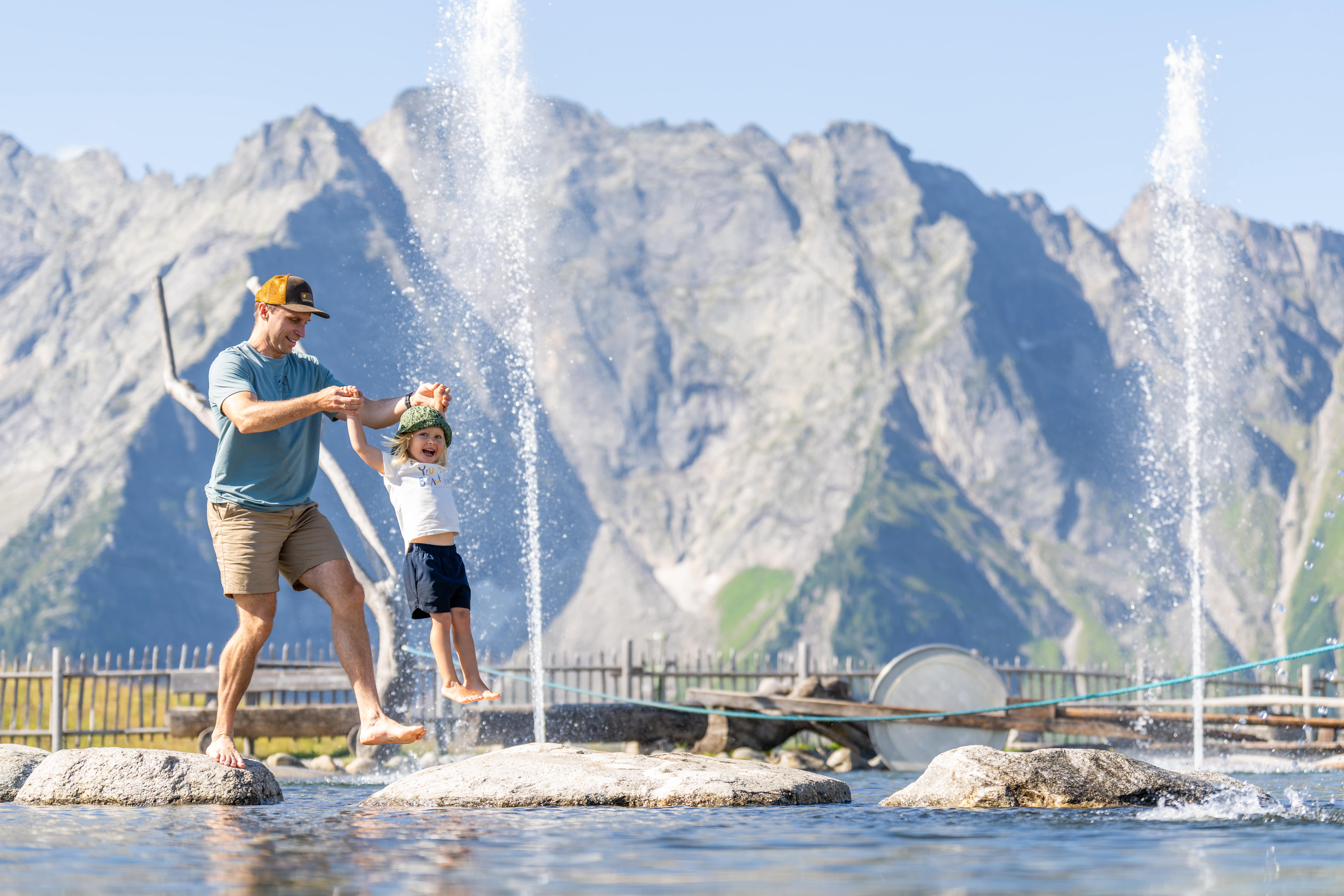 Vater und Tochter spielen am AhornSee in Mayrhofen