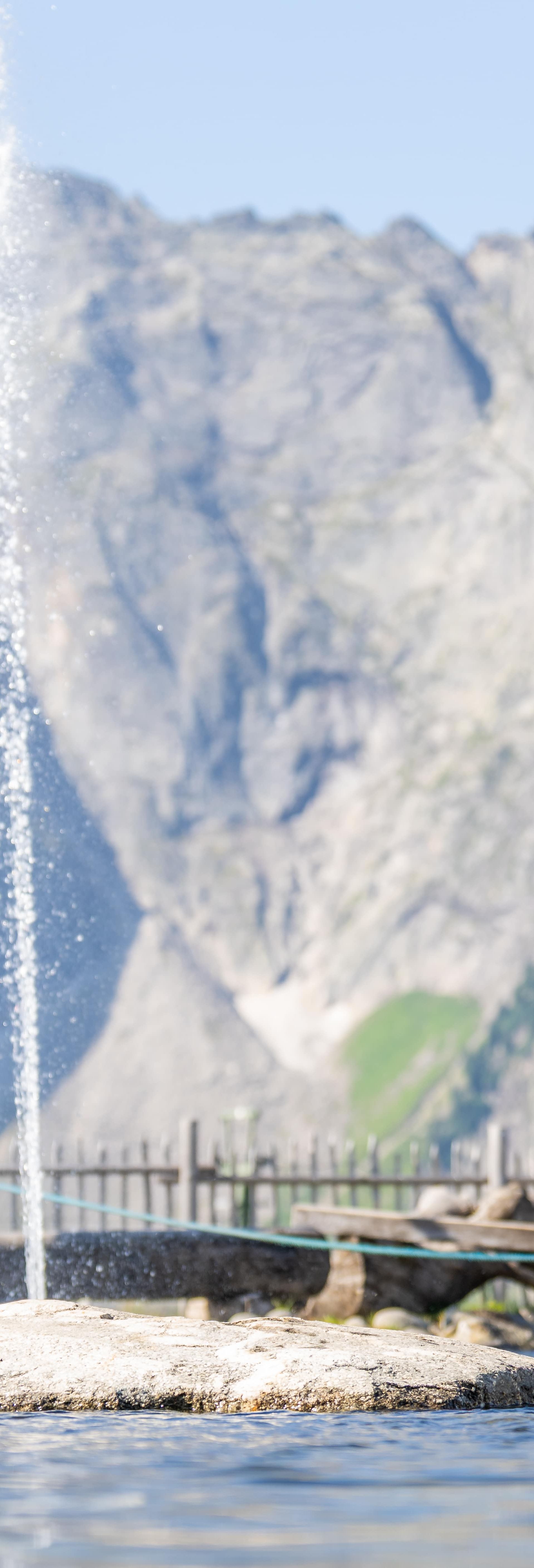 Vater und Tochter spielen am AhornSee in Mayrhofen