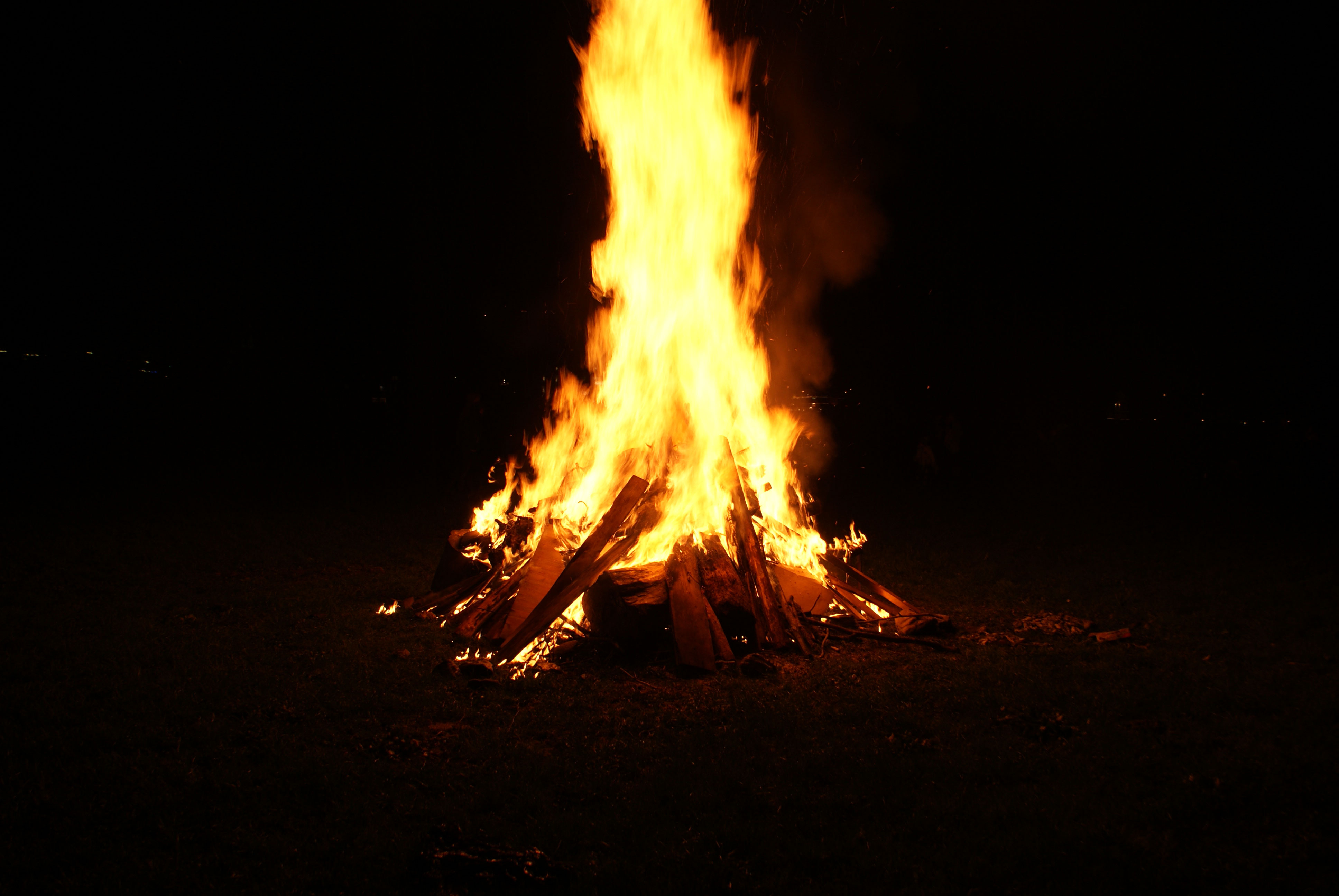 Der Brauch des Osterfeuers im Zillertal