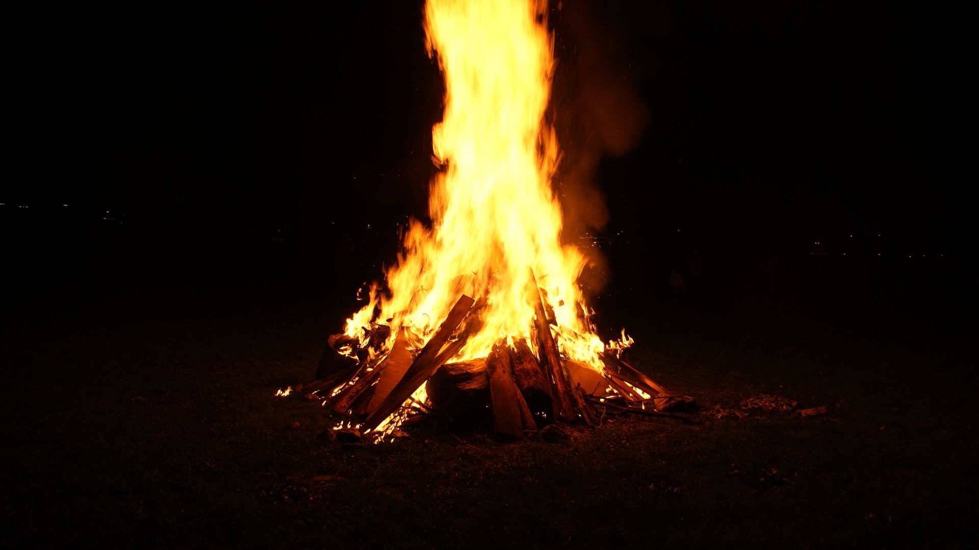 Ein Osterfeuer lodert in der Nacht – eine traditionelle Feier in Mayrhofen-Hippach im Zillertal. Die Flammen erhellen die Dunkelheit und symbolisieren die Auferstehung und den Frühling.