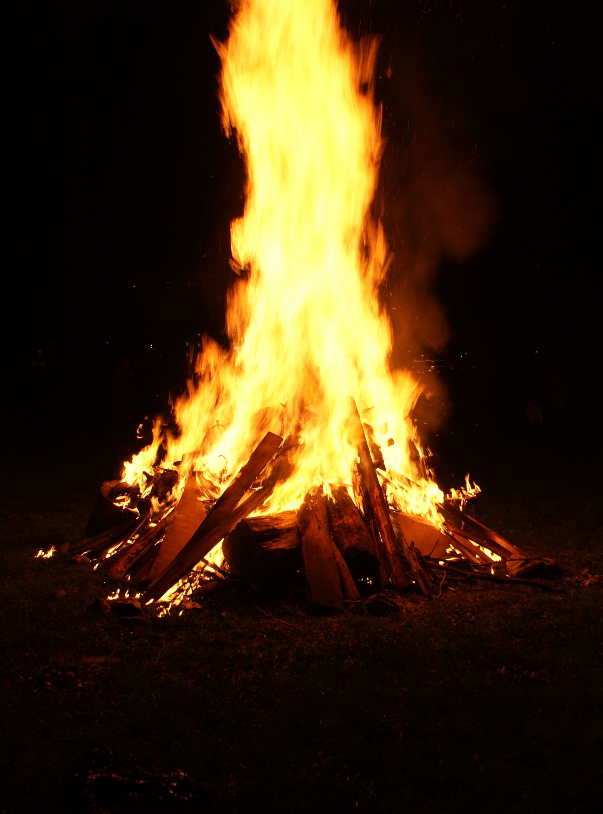 Ein Osterfeuer lodert in der Nacht – eine traditionelle Feier in Mayrhofen-Hippach im Zillertal. Die Flammen erhellen die Dunkelheit und symbolisieren die Auferstehung und den Frühling.