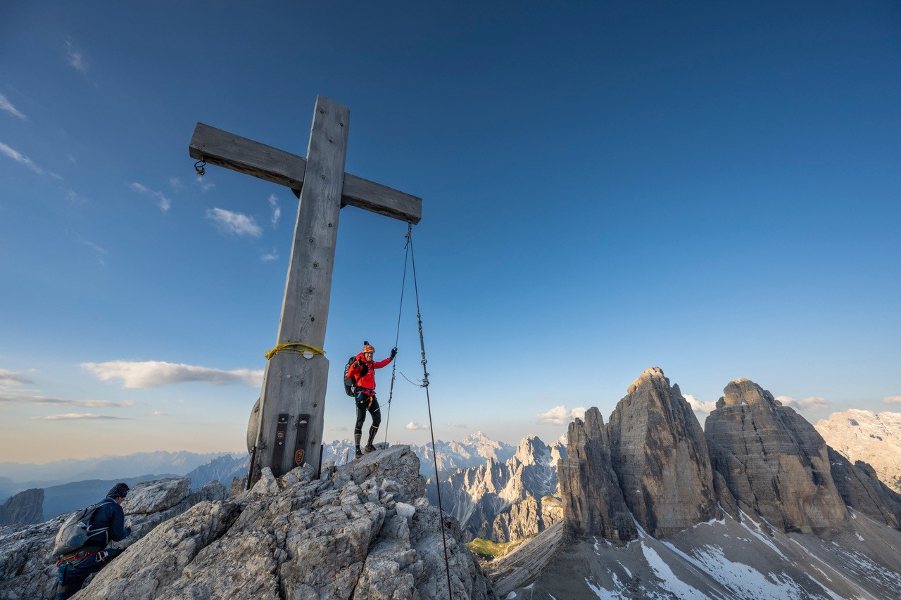 mys-Abenteuer X-Alps 2023 - Chrigel Maurer DER Überflieger im Europahaus Mayrhofen-Gipfelkreuz